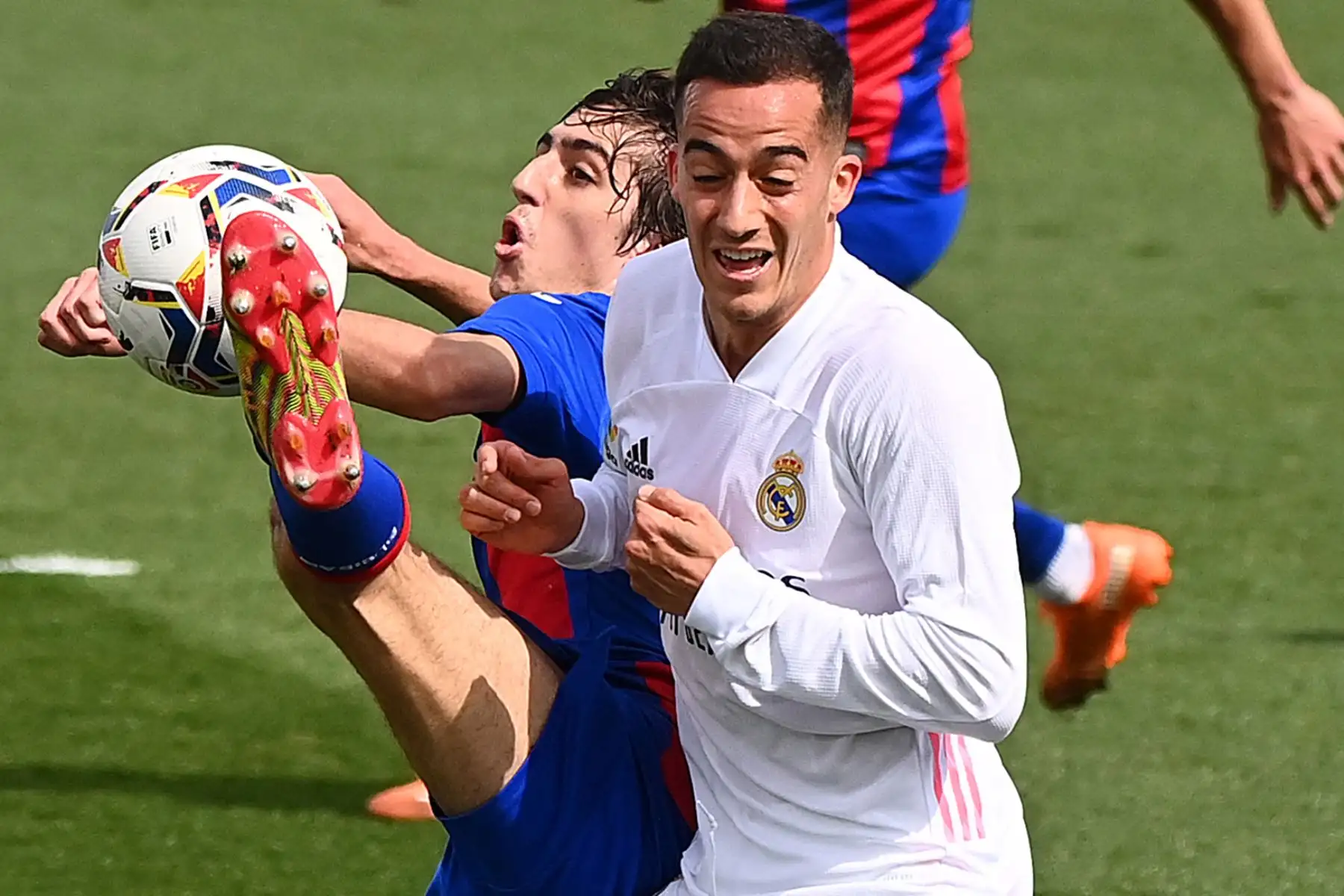 El delantero español del Eibar Bryan Gil desafía al delantero español del Real Madrid Lucas Vázquez durante el partido de fútbol de la Liga española entre el Real Madrid CF y la SD Eibar en el estadio Alfredo di Stefano de Valdebebas.
Foto: AFP