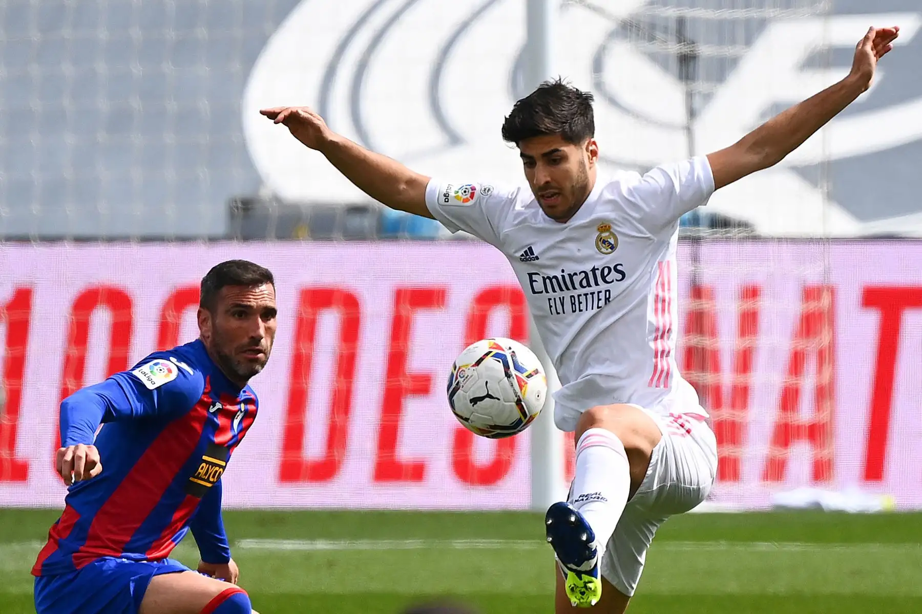 El defensor español del Eibar Anaitz Arbilla desafía al centrocampista español del Real Madrid Marco Asensio durante el partido de fútbol de la Liga española entre el Real Madrid CF y la SD Eibar en el estadio Alfredo di Stefano de Valdebebas.
Foto: AFP