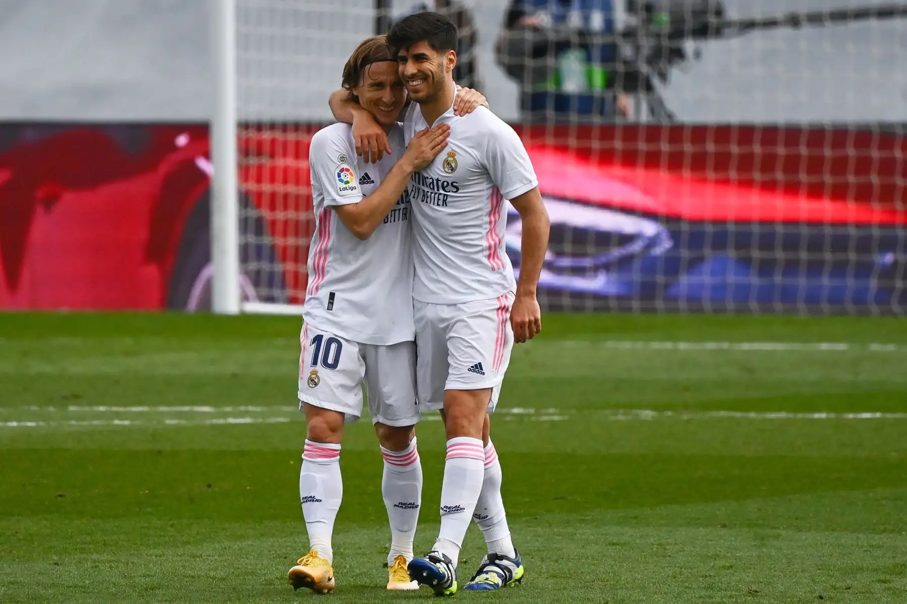 El centrocampista español del Real Madrid Marco Asensio celebra con el centrocampista croata del Real Madrid Luka Modric tras marcar un gol durante el partido de fútbol de la Liga española entre el Real Madrid CF y la SD Eibar en el estadio Alfredo di Stefano de Valdebebas.
Foto: AFP