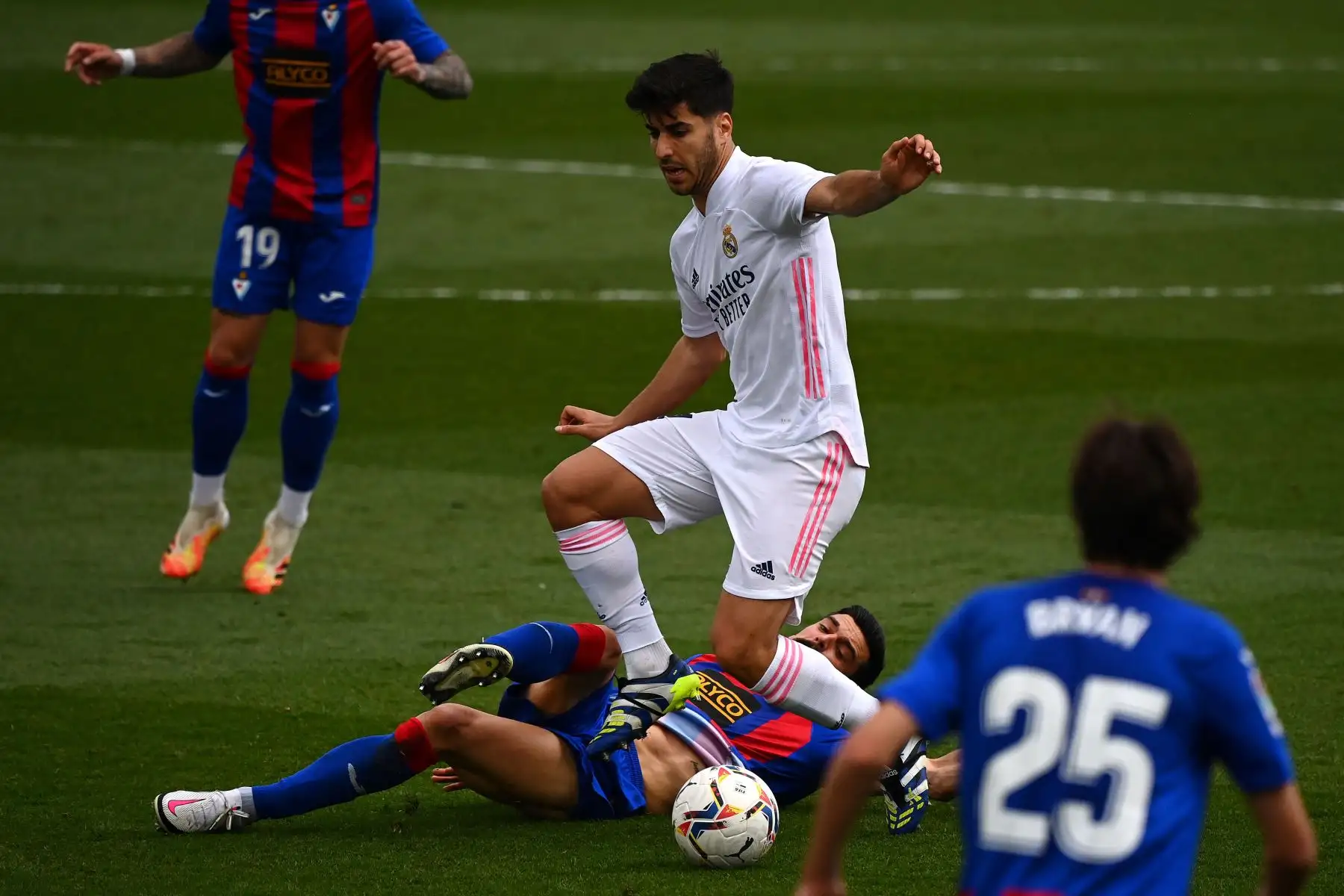 El centrocampista español del Real Madrid Marco Asensio desafía al centrocampista español del Eibar Sergio Álvarez durante el partido de fútbol de la Liga española entre el Real Madrid CF y la SD Eibar en el estadio Alfredo di Stefano de Valdebebas.
Foto:AFP