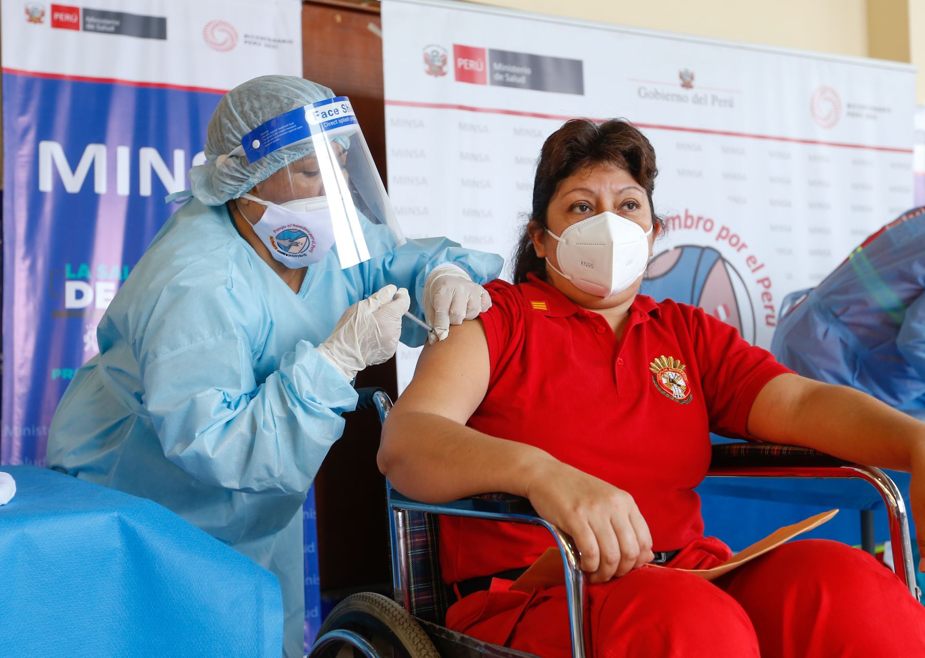 El presidente de la Republica,  Francisco Sagasti, junto con los titulares del Minsa y Mininter, supervisan el inicio del proceso de vacunación contra la covid-19 a los integrantes del Cuerpo General de Bomberos Voluntarios del Perú.
Foto: ANDINA/Minsa