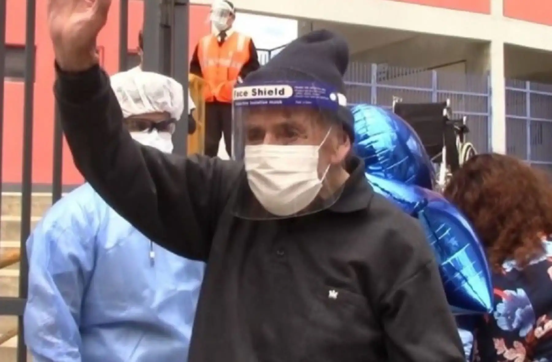 Don Silvino Arana Saavedra, adulto mayor de 103 años recibió el alta luego de estar internado durante 22 días en el hospital temporal del Estadio Rosas Pampa, de la ciudad ancashina de Huaraz, a causa de la infección por covid-19. Foto: cortesía de Abel Remigio