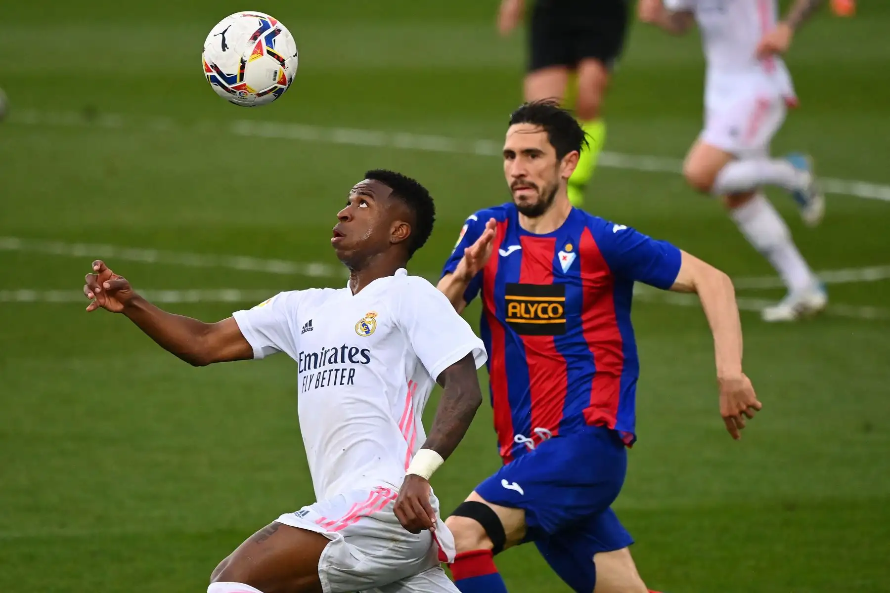 El defensa portugués del Eibar Paulo Oliveira desafía al delantero brasileño del Real Madrid Vinicius Junior durante el partido de fútbol de la Liga española entre el Real Madrid CF y la SD Eibar en el estadio Alfredo di Stefano de Valdebebas.
Foto:AFP