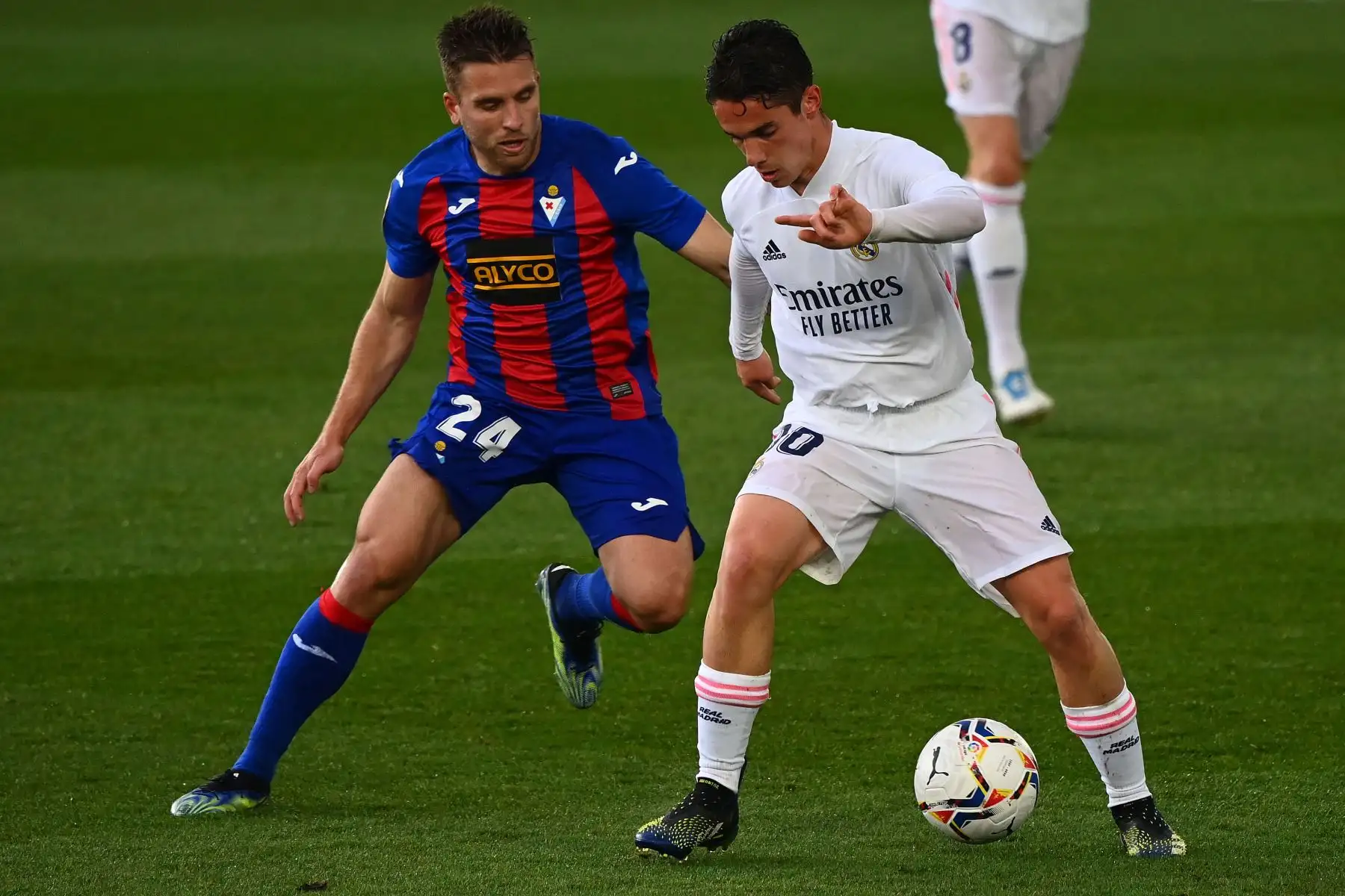 El defensor portugués del Eibar Kevin Rodrigues desafía al centrocampista español del Real Madrid Sergio Arribas durante el partido de fútbol de la Liga española entre el Real Madrid CF y la SD Eibar en el estadio Alfredo di Stefano de Valdebebas.
Foto: AFP