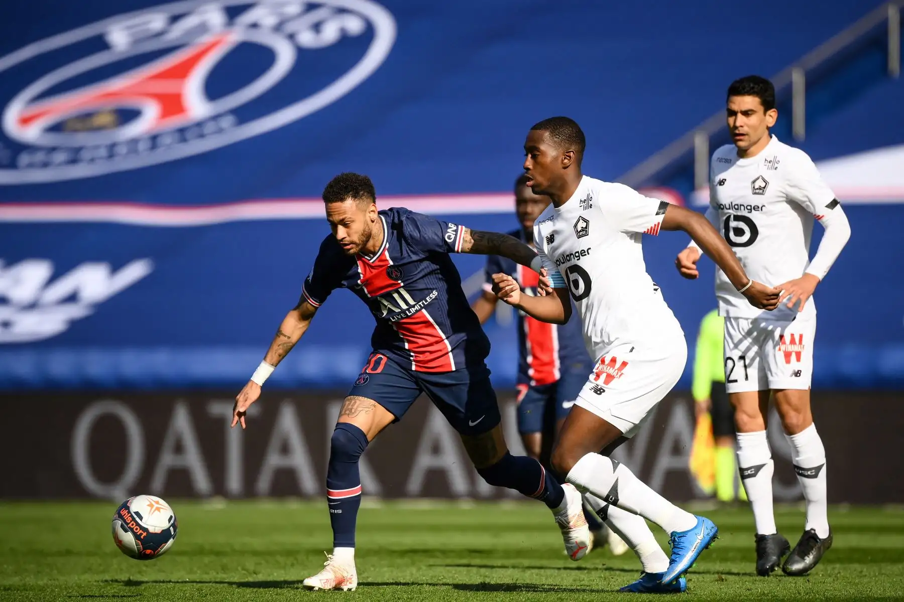 El delantero brasileño del Paris Saint-Germain Neymar lucha por el balón con el centrocampista francés del Lille Boubakary Soumare durante el partido de fútbol francés L1 entre Paris-Saint Germain (PSG) y Lille (LOSC) en el estadio Parc des Princes de París.
Foto: AFP