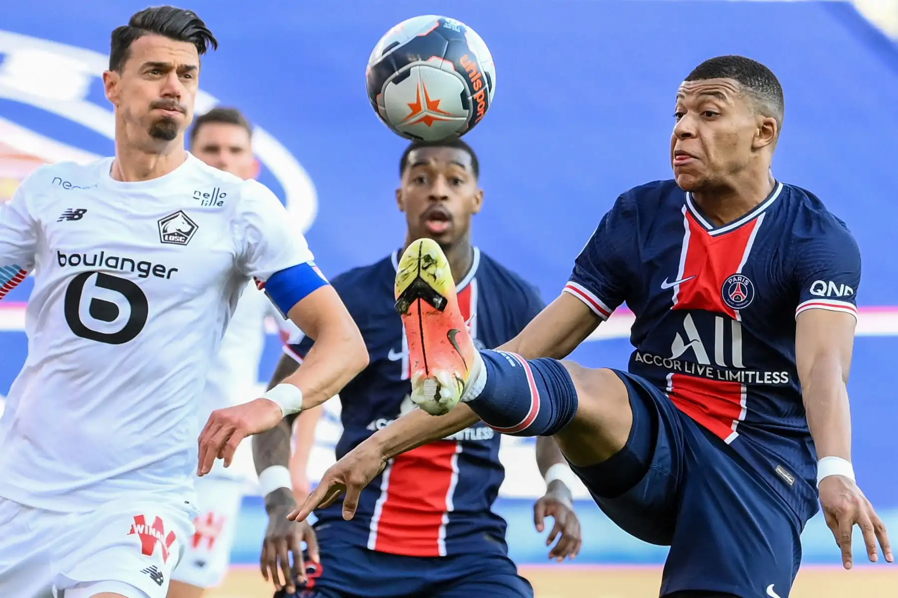 El delantero francés del Paris Saint-Germain Kylian Mbappé controla el balón durante el partido de fútbol francés L1 entre Paris-Saint Germain (PSG) y Lille (LOSC) en el estadio Parc des Princes de París.
Foto: AFP
