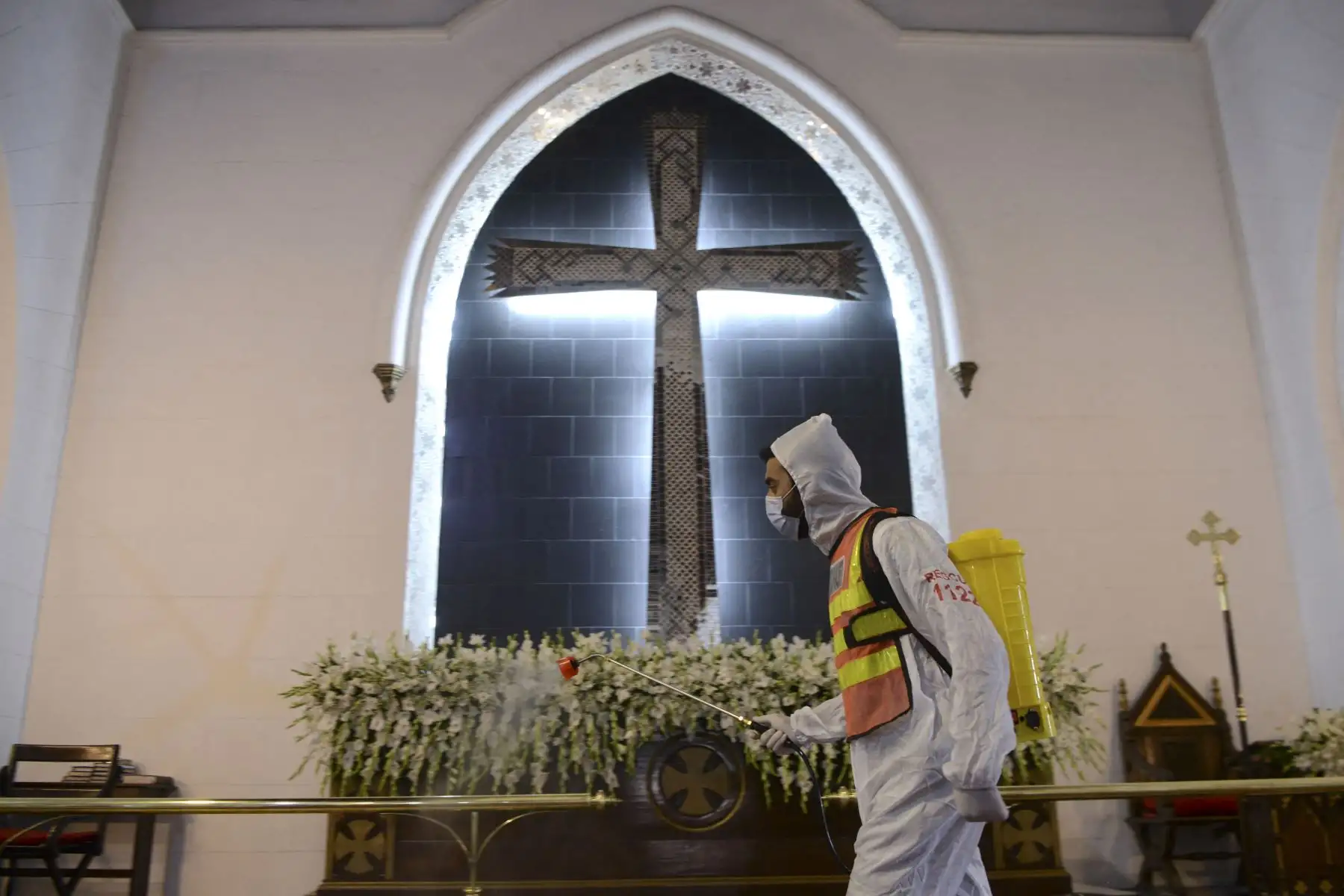 Un trabajador desinfecta la Iglesia Catedral de San Juan como medida preventiva contra el coronavirus Covid-19 en vísperas de Pascua en Peshawar.
Foto: AFP