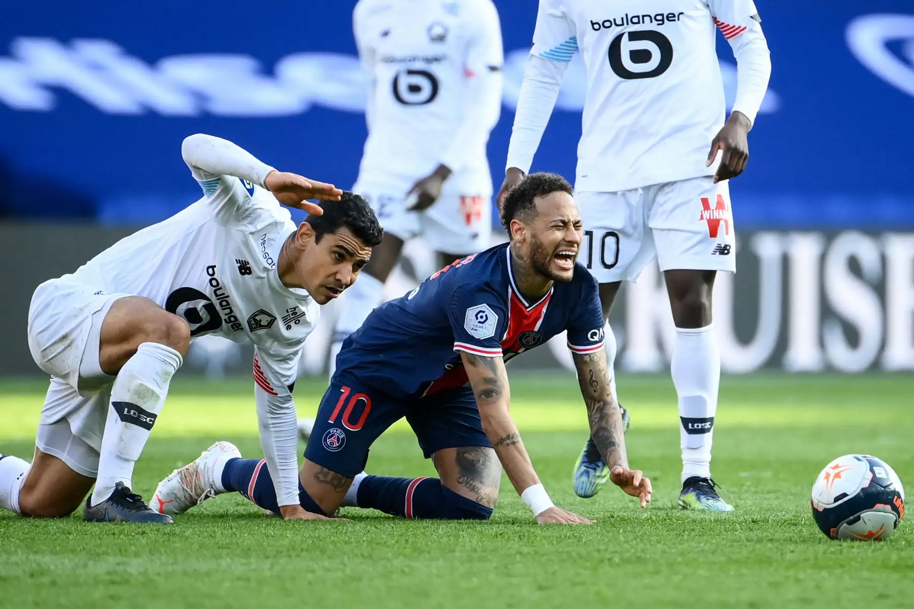 El centrocampista francés del Lille Benjamin Andre lucha por el balón con el delantero brasileño del Paris Saint-Germain Neymar durante el partido de fútbol francés L1 entre Paris-Saint Germain (PSG) y Lille (LOSC) en el estadio Parc des Princes de París.
Foto: AFP