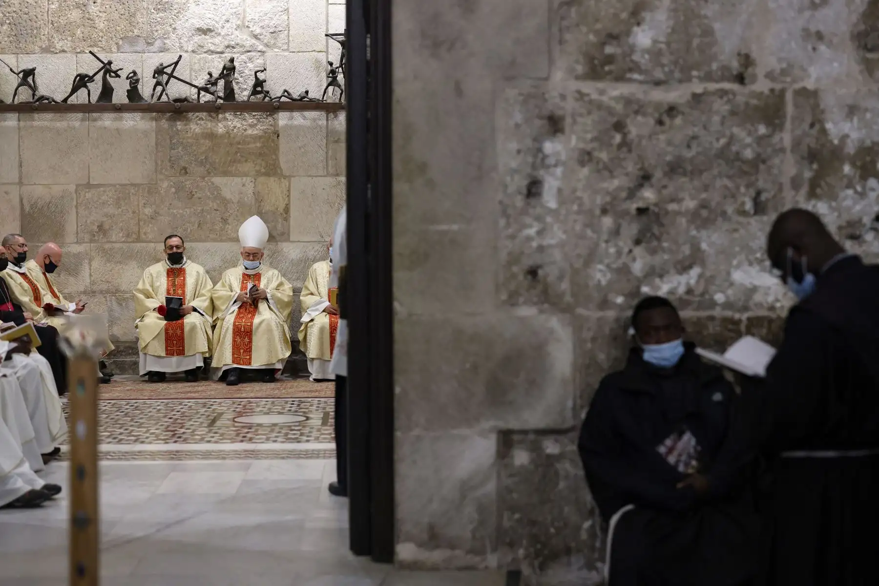 Sacerdotes católicos y frailes franciscanos asisten a una misa de vigilia de Pascua el Sábado Santo, en la Iglesia del Santo Sepulcro en Jerusalén.
Foto: AFP