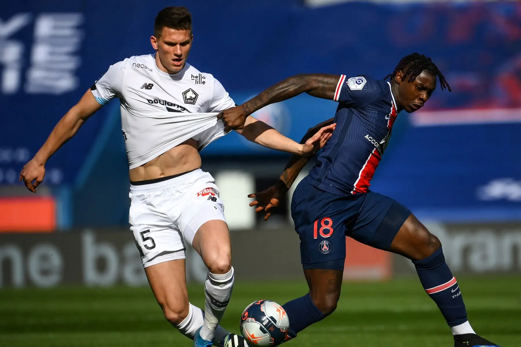 El delantero italiano del Paris Saint-Germain Moise Kean lucha por el balón con el defensor holandés del Lille Sven Botman durante el partido de fútbol francés L1 entre Paris-Saint Germain (PSG) y Lille (LOSC) en el estadio Parc des Princes en París.
Foto: AFP