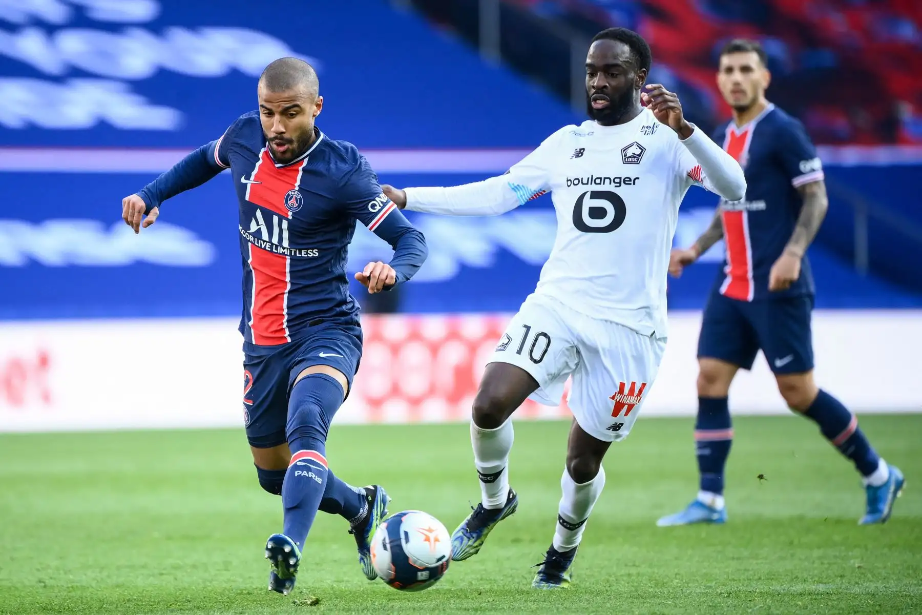 El centrocampista brasileño del Paris Saint-Germain, Rafinha lucha por el balón con el centrocampista francés del Lille Jonathan Ikone durante el partido de fútbol francés L1 entre el Paris-Saint Germain (PSG) y el Lille (LOSC) en el estadio Parc des Princes de París.
Foto: AFP