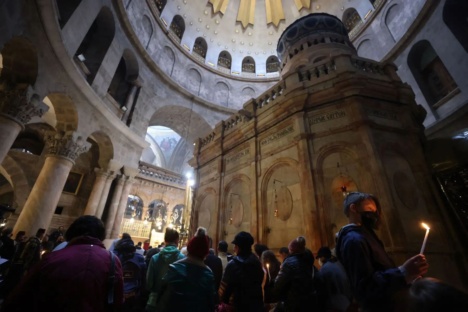 Woshippers asisten a una misa de vigilia de Pascua el Sábado Santo, en la Iglesia del Santo Sepulcro en Jerusalén.
Foto: AFP