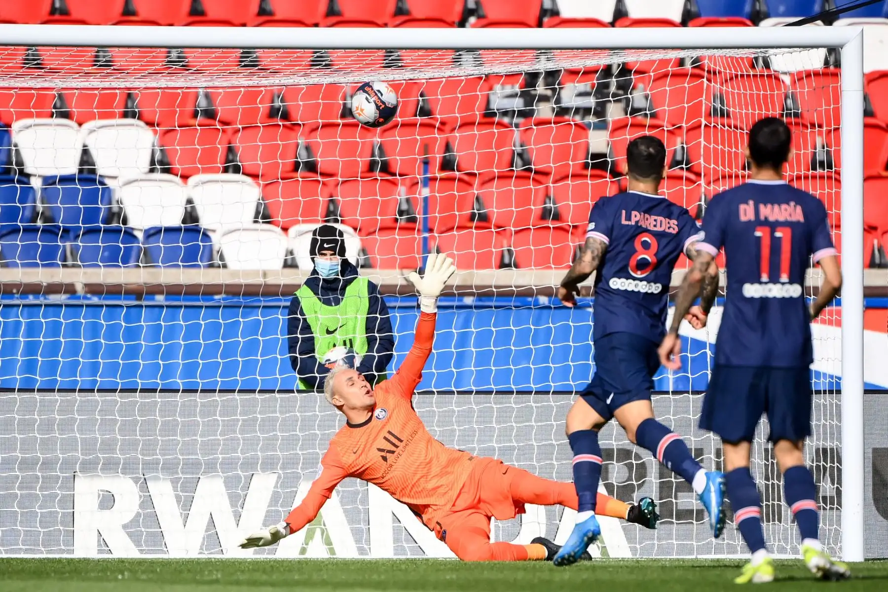 El guardameta costarricense del Paris Saint-Germain Keylor Navas concede un gol anotado por el delantero canadiense del Lille Jonathan David durante el partido de fútbol francés L1 entre Paris-Saint Germain (PSG) y Lille (LOSC) en el estadio Parc des Princes en París.
Foto: AFP