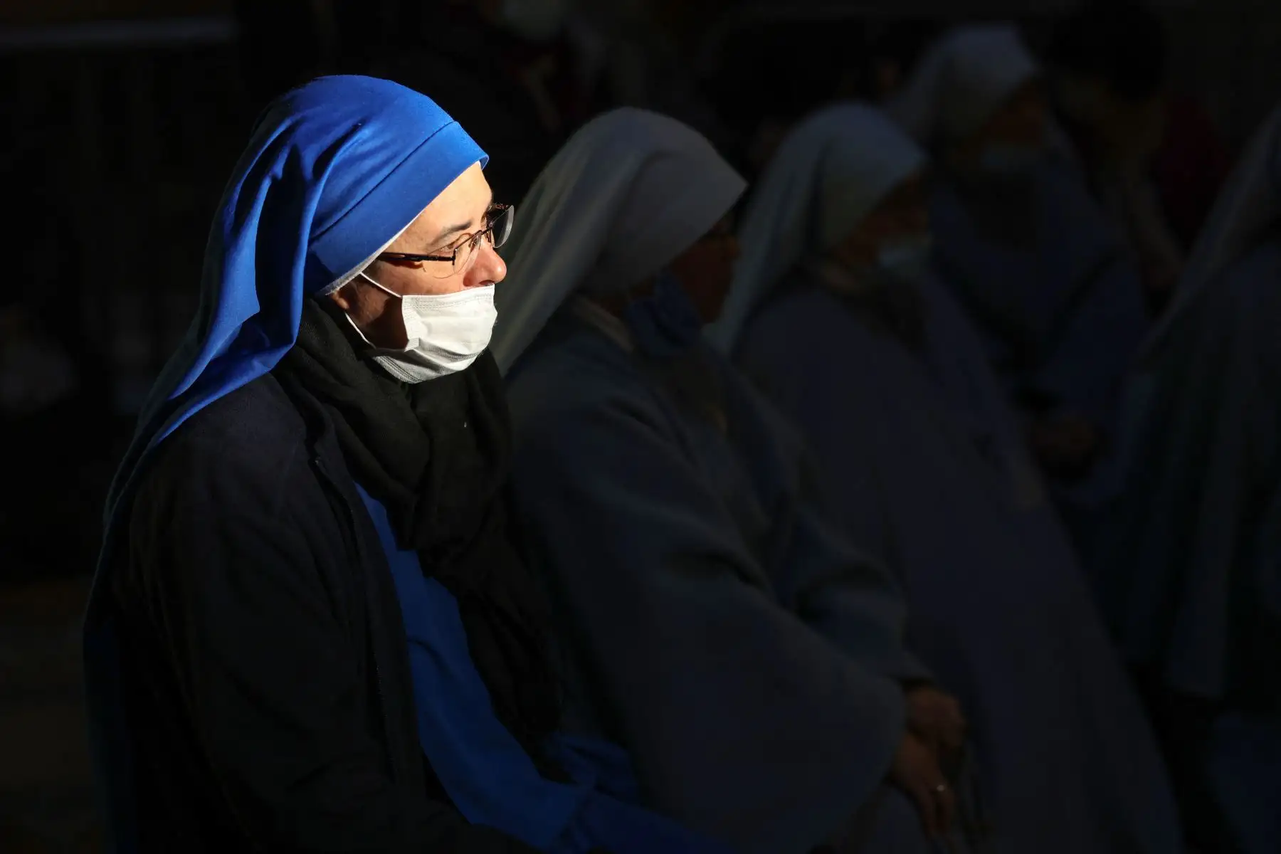 Una monja católica con mascarilla, durante la pandemia del coronavirus, asiste a una misa de vigilia de Pascua el Sábado Santo, en la Iglesia del Santo Sepulcro en Jerusalén.
Foto: AFP