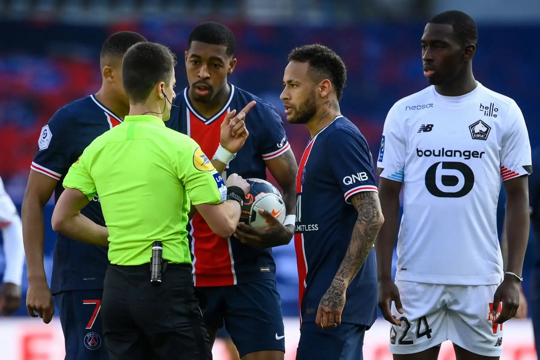 El árbitro francés Benoit Bastien habla con el defensor francés del Paris Saint-Germain Presnel Kimpembe y el delantero brasileño del Paris Saint-Germain Neymar durante el partido de fútbol francés L1 entre Paris-Saint Germain (PSG) y Lille ( LOSC) en el estadio Parc des Princes de París.
Foto: AFP