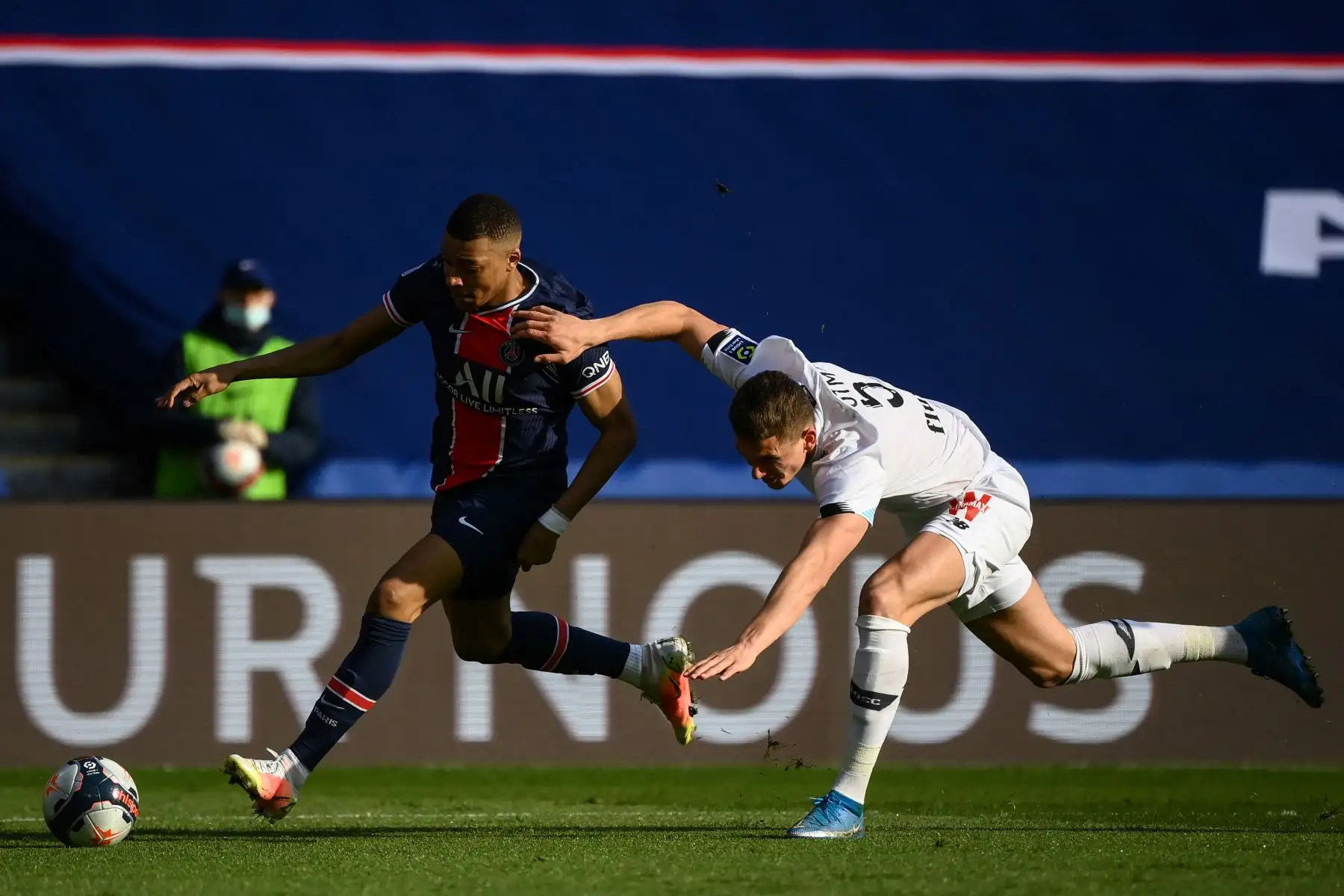 El delantero francés del Paris Saint-Germain Kylian Mbappe lucha por el balón con el defensor holandés del Lille Sven Botman durante el partido de fútbol francés L1 entre Paris-Saint Germain (PSG) y Lille (LOSC) en el estadio Parc des Princes de París.
Foto: AFP