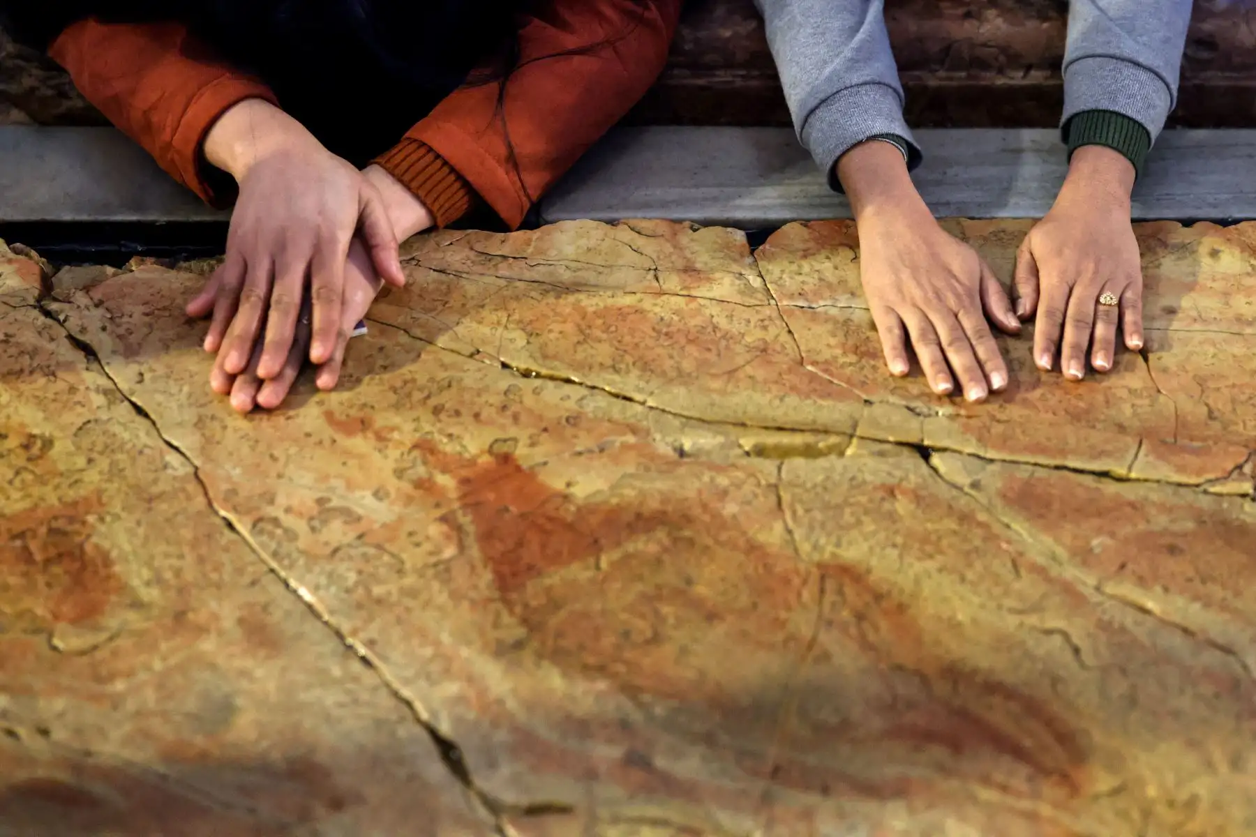 Los fieles se arrodillan para orar alrededor de la Piedra de la Unción, el lugar donde se cree que fue depositado el cuerpo de Jesucristo después de ser bajado de la cruz, durante una misa de vigilia de Pascua el Sábado Santo en la Iglesia del Santo Sepulcro en Jerusalén.
Foto: AFP