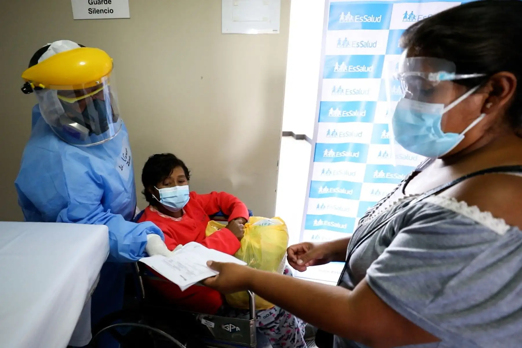 Pacientes de EsSalud que superaron el covid-19 son dados de alta en Semana Santa. El hospital Rebagliati dio de alta a más de 2 mil pacientes covid-19.
Foto: EsSalud