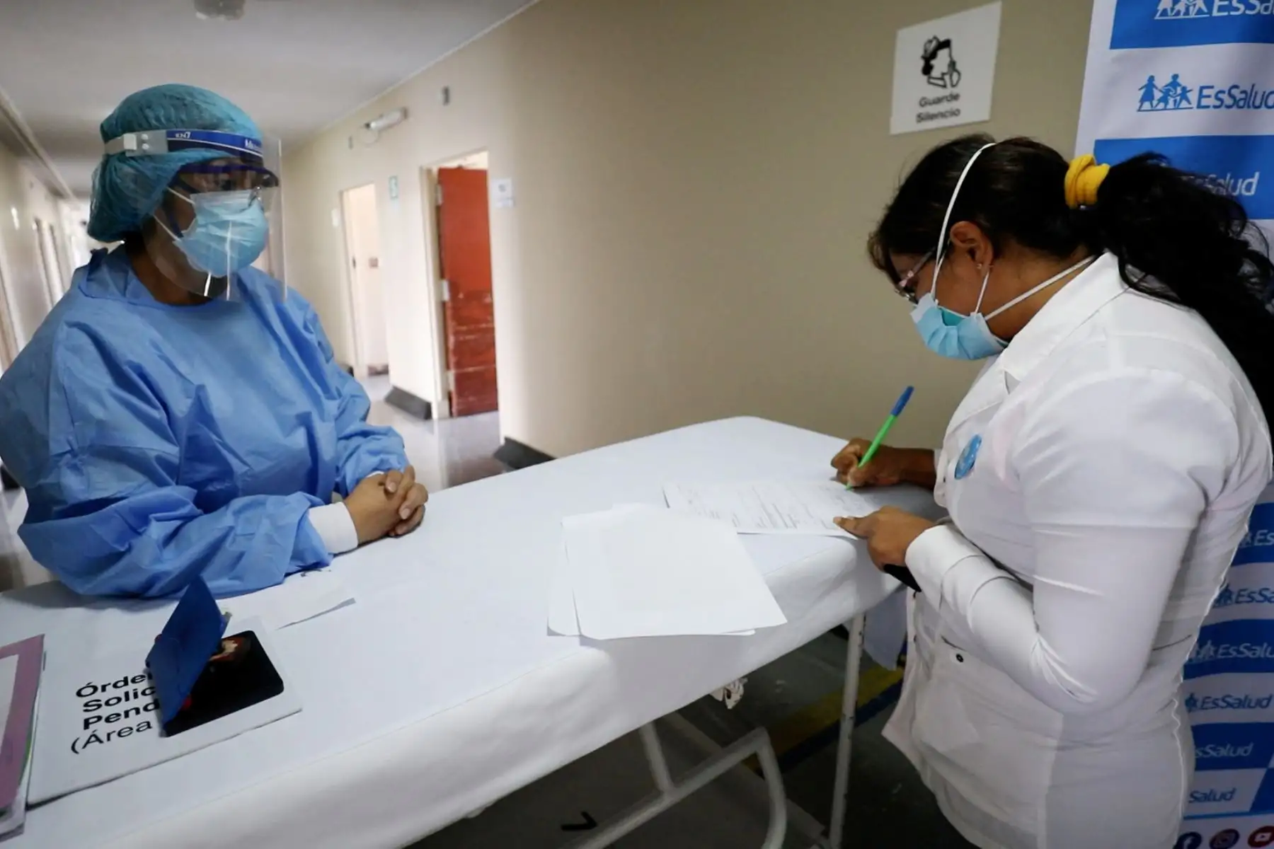 Pacientes de EsSalud que superaron el covid-19 son dados de alta en Semana Santa. El hospital Rebagliati dio de alta a más de 2 mil pacientes covid-19.
Foto: EsSalud