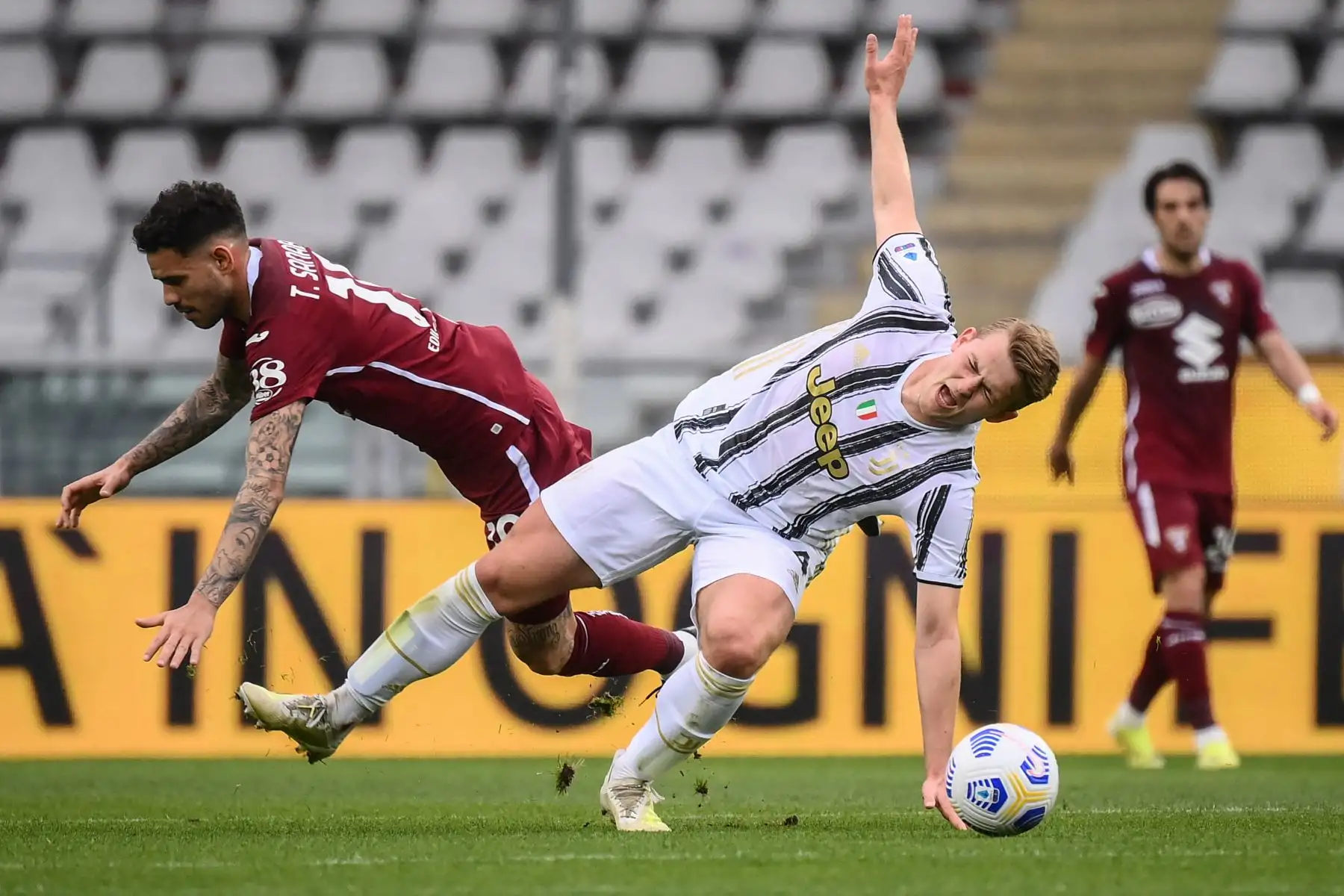 El defensor holandés de la Juventus Matthijs De Ligt choca con el delantero paraguayo Antonio Sanabria de Torino durante el partido de fútbol de la Serie A italiana Torino vs Juventus.
Foto: AFP