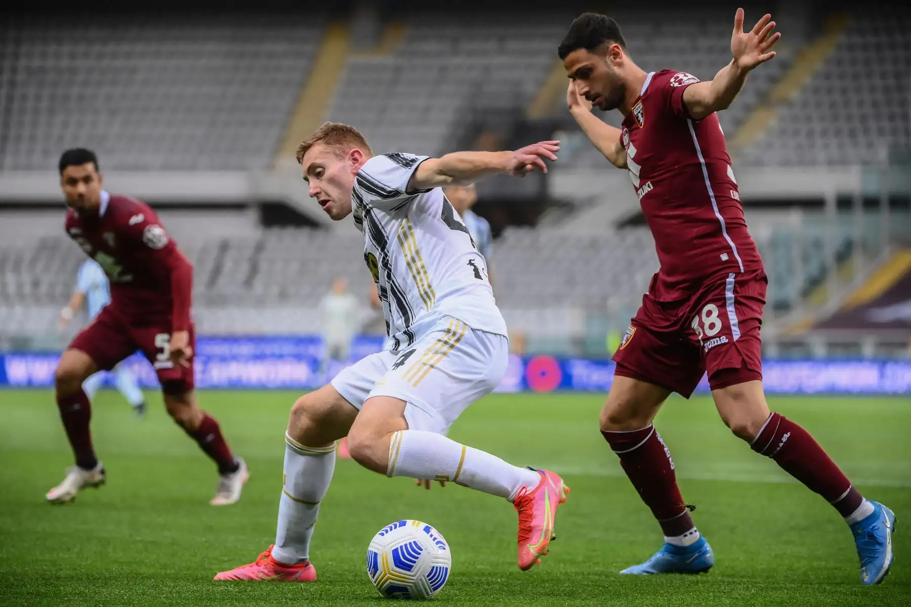 El delantero sueco de la Juventus Dejan Kulusevski trabaja alrededor del centrocampista italiano de Torino Rolando Mandragora durante el partido de fútbol de la Serie A italiana Torino vs Juventus.
Foto: AFP