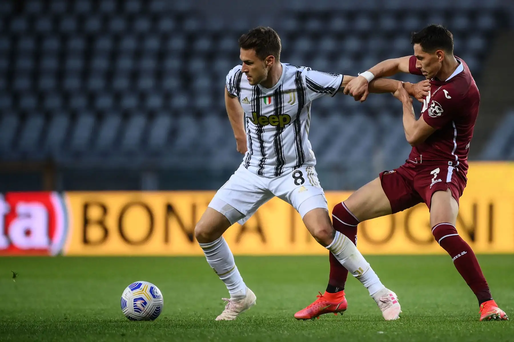 El centrocampista galés de la Juventus Aaron Ramsey frena al centrocampista serbio de Torino Sasa Lukic durante el partido de fútbol de la Serie A italiana Torino vs Juventus.
Foto: AFP