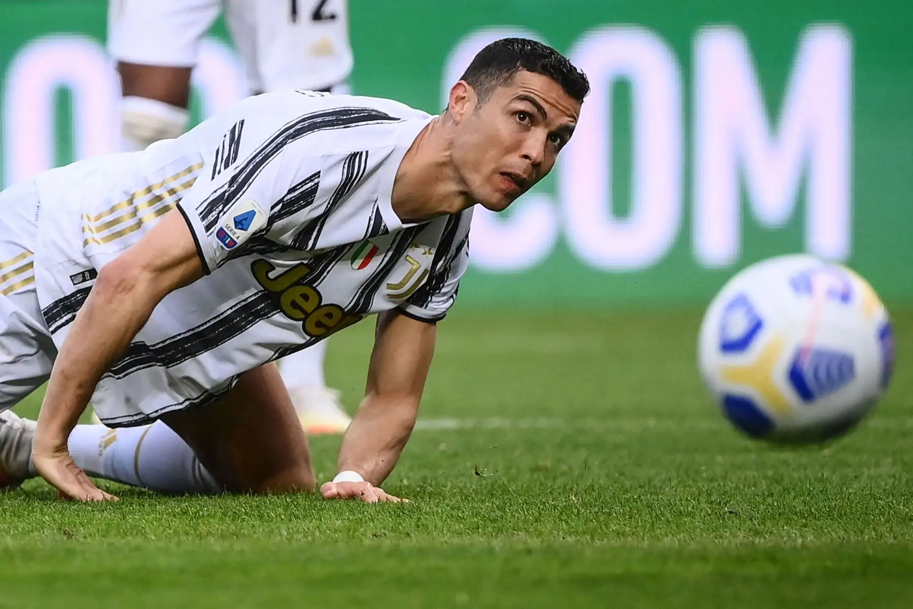El delantero portugués de la Juventus, Cristiano Ronaldo, es abordado durante el partido de fútbol de la Serie A italiana Torino vs Juventus.
Foto: AFP