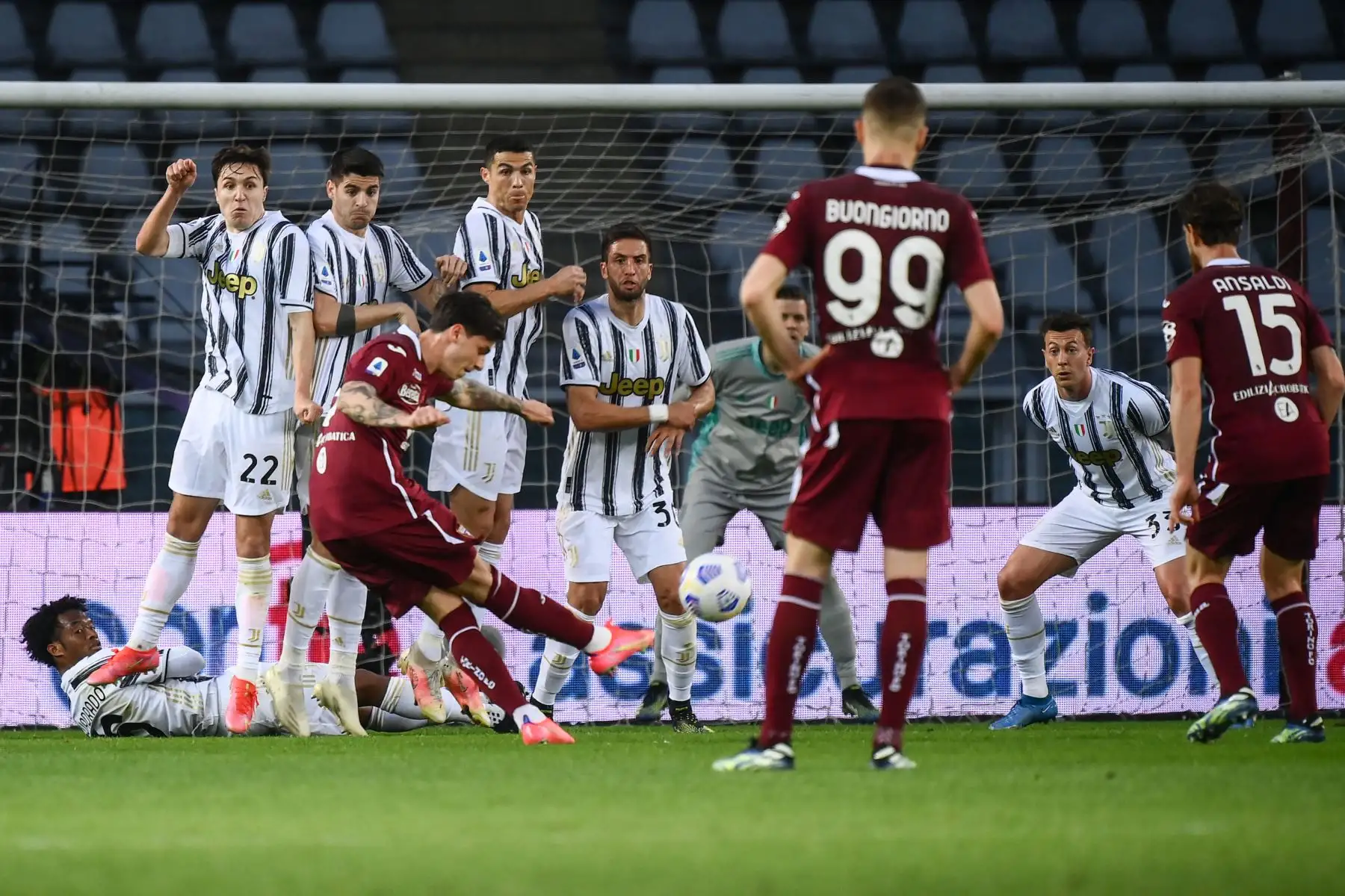 El centrocampista italiano de Torino Daniele Baselli  dispara un tiro libre durante el partido de fútbol de la Serie A italiana Torino vs Juventus.
Foto: AFP