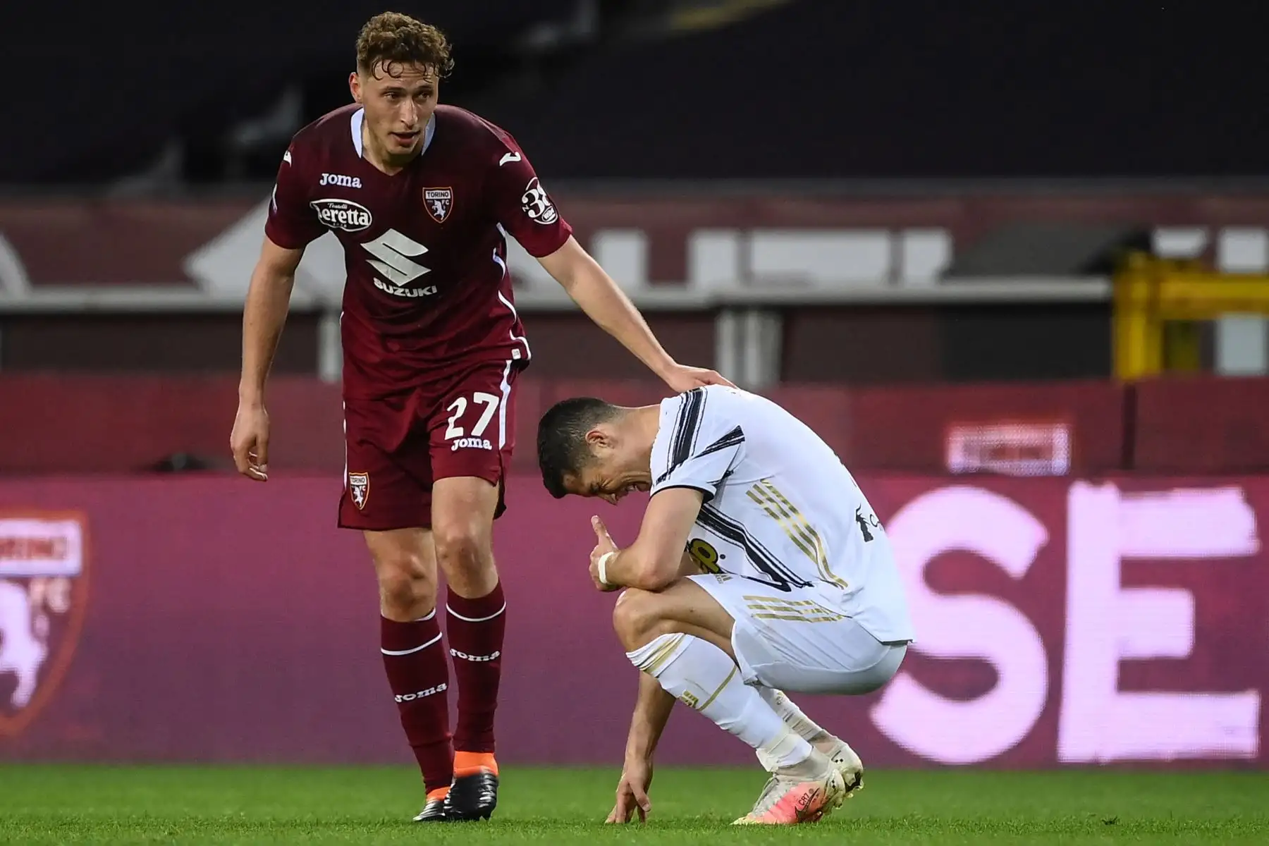 El defensor de Kosovo del Torino, Mergim Vojvoda, consuela al delantero portugués de la Juventus, Cristiano Ronaldo, al final del partido de fútbol de la Serie A italiana Torino vs Juventus.
Foto: AFP
