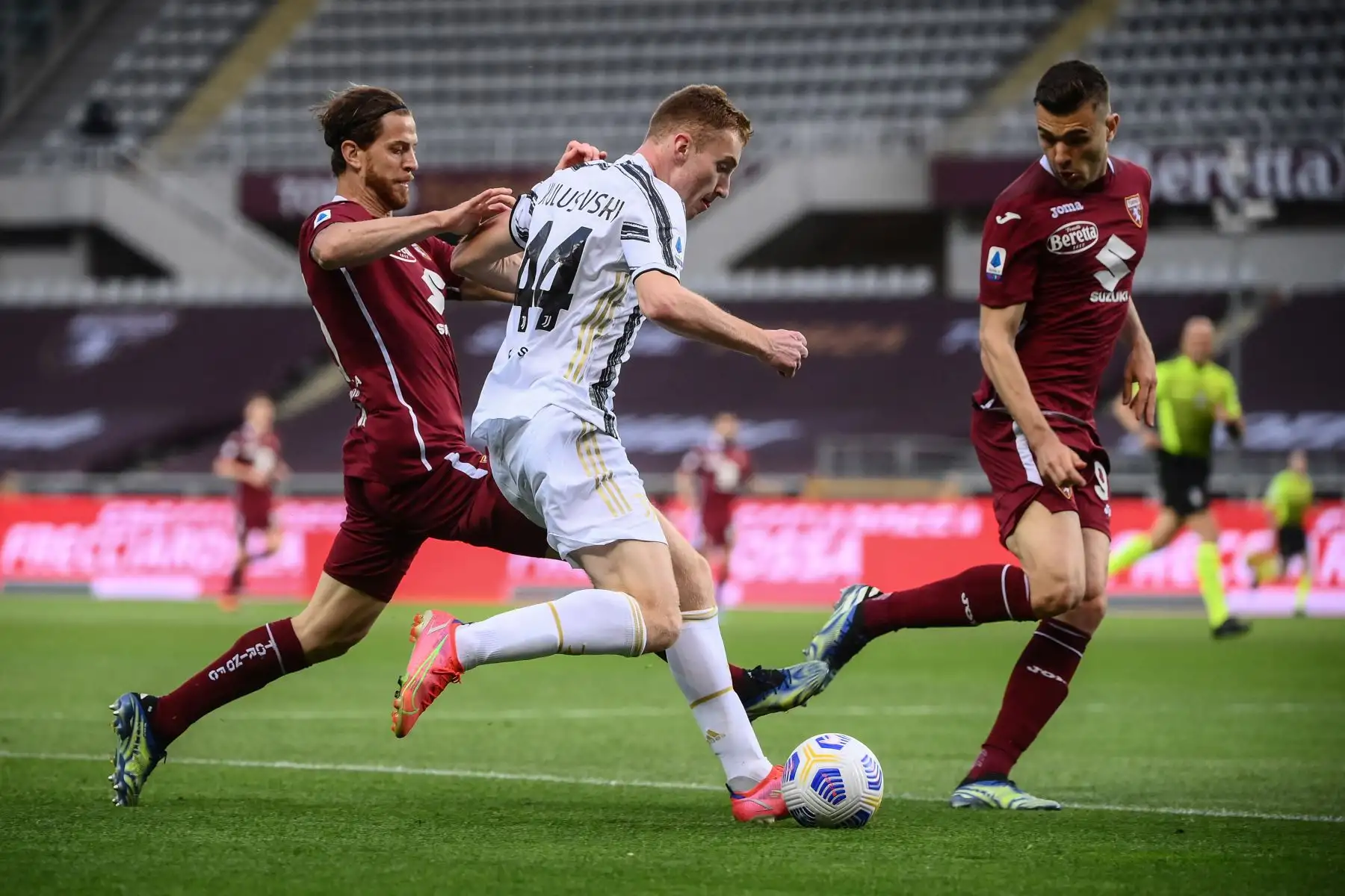 El delantero sueco de la Juventus Dejan Kulusevski desafía al defensor argentino de Torino Cristian Ansaldi y al defensor italiano de Torino Alessandro Buongiorno durante el partido de fútbol de la Serie A italiana Torino vs Juventus.
Foto: AFP