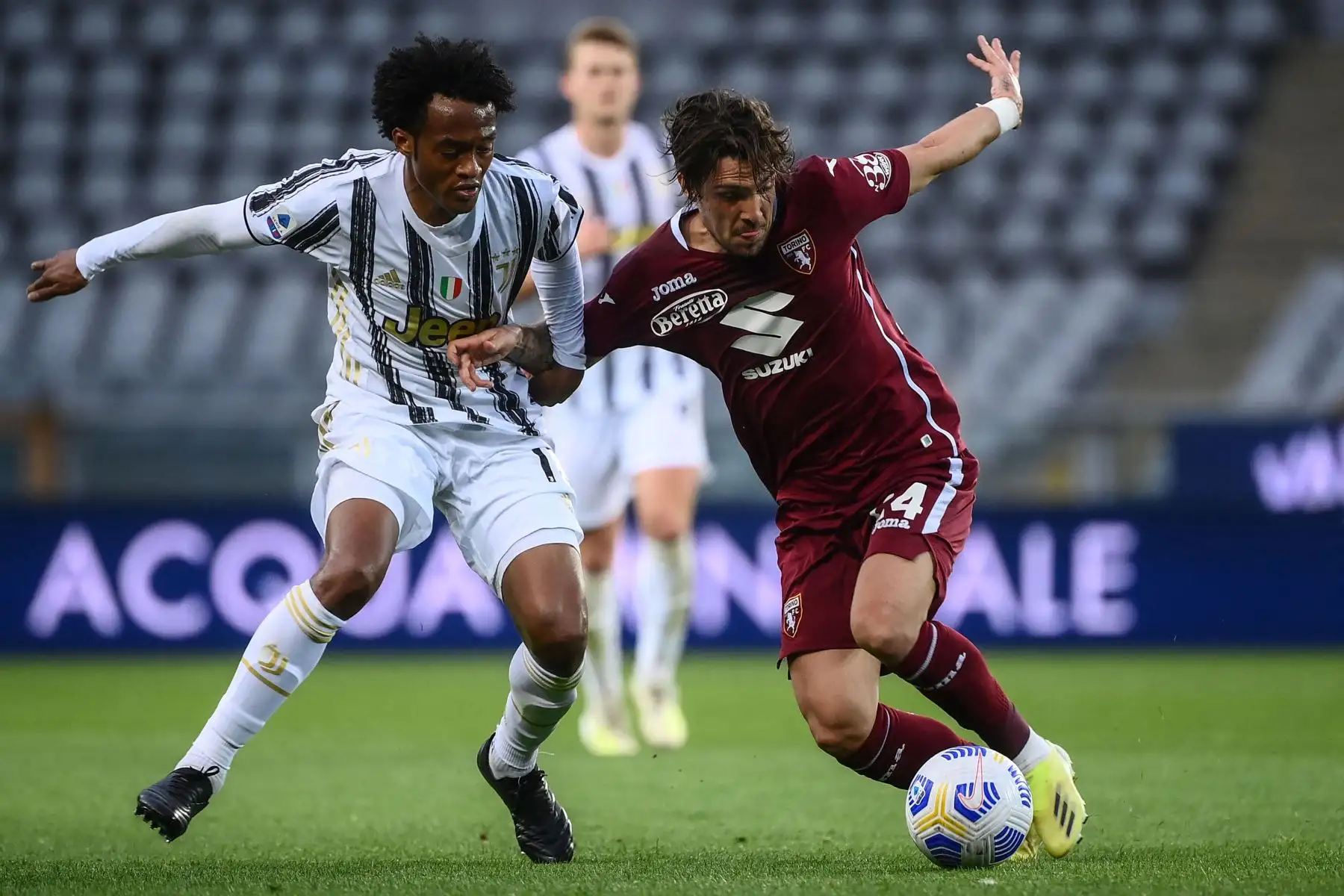 El centrocampista italiano de Torino Simone Verdi  desafía al centrocampista colombiano de la Juventus, Juan Cuadrado, durante el partido de fútbol de la Serie A italiana Torino vs Juventus.
Foto: AFP