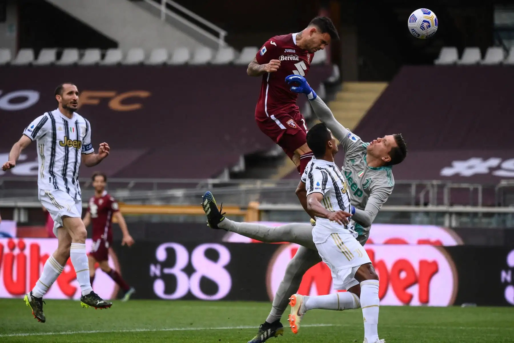 El delantero paraguayo de Torino Antonio Sanabria dispara un encabezado para anotar un empate pasado el portero polaco de la Juventus Wojciech Szczesny durante el partido de fútbol de la Serie A italiana Torino vs Juventus.
Foto: AFP
