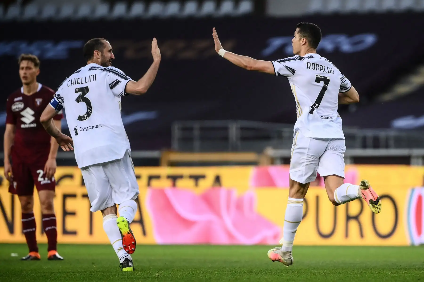 El delantero portugués de la Juventus, Cristiano Ronaldo celebra con el defensor italiano de la Juventus, Giorgio Chiellini, después de anotar un empate durante el partido de fútbol de la Serie A italiana Torino vs Juventus.
Foto:  AFP