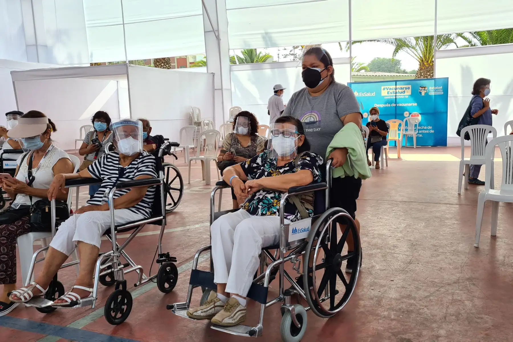 EsSalud  promueve  Jornada de Vacunación de segunda dosis para adultos mayores en el polideportivo de San Borja y en Plaza Norte.
Foto: EsSalud