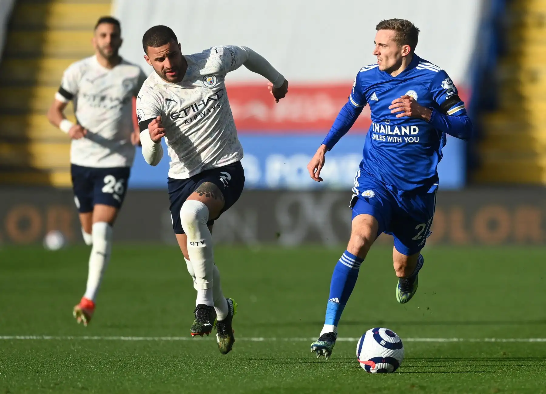 El defensor belga del Leicester City Timothy Castagne (R) corre con el balón mientras el defensor inglés del Manchester City Kyle Walker (L) se acerca durante el partido de fútbol de la Premier League inglesa entre el Leicester City y el Manchester City en el King Power Stadium de Leicester, en el centro de Inglaterra. Foto: AFP