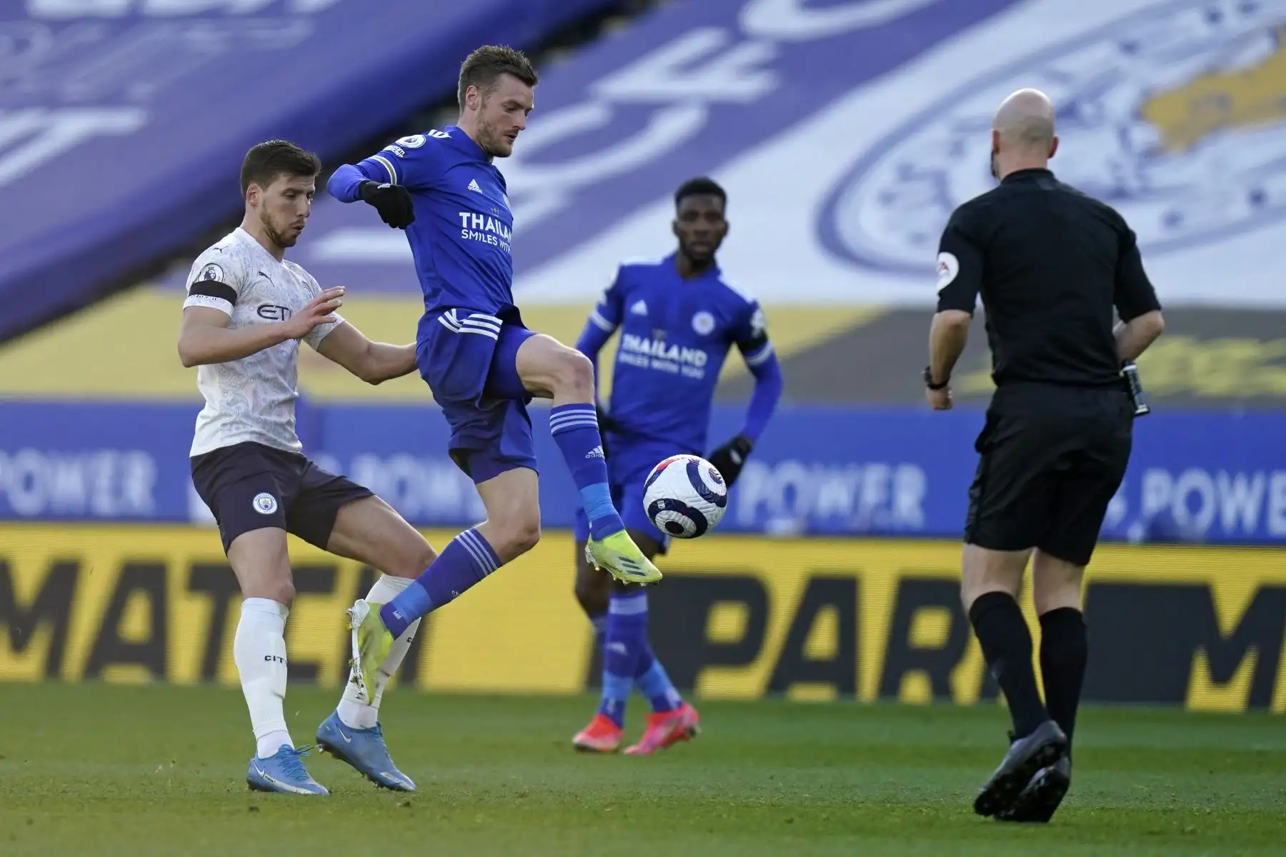 El delantero inglés del Leicester City Jamie Vardy (2L) controla el balón mientras el centrocampista español del Manchester City Rodrigo (L) se acerca durante el partido de fútbol de la Premier League inglesa entre el Leicester City y el Manchester City en el King Power Stadium de Leicester, en el centro de Inglaterra. Foto: AFP