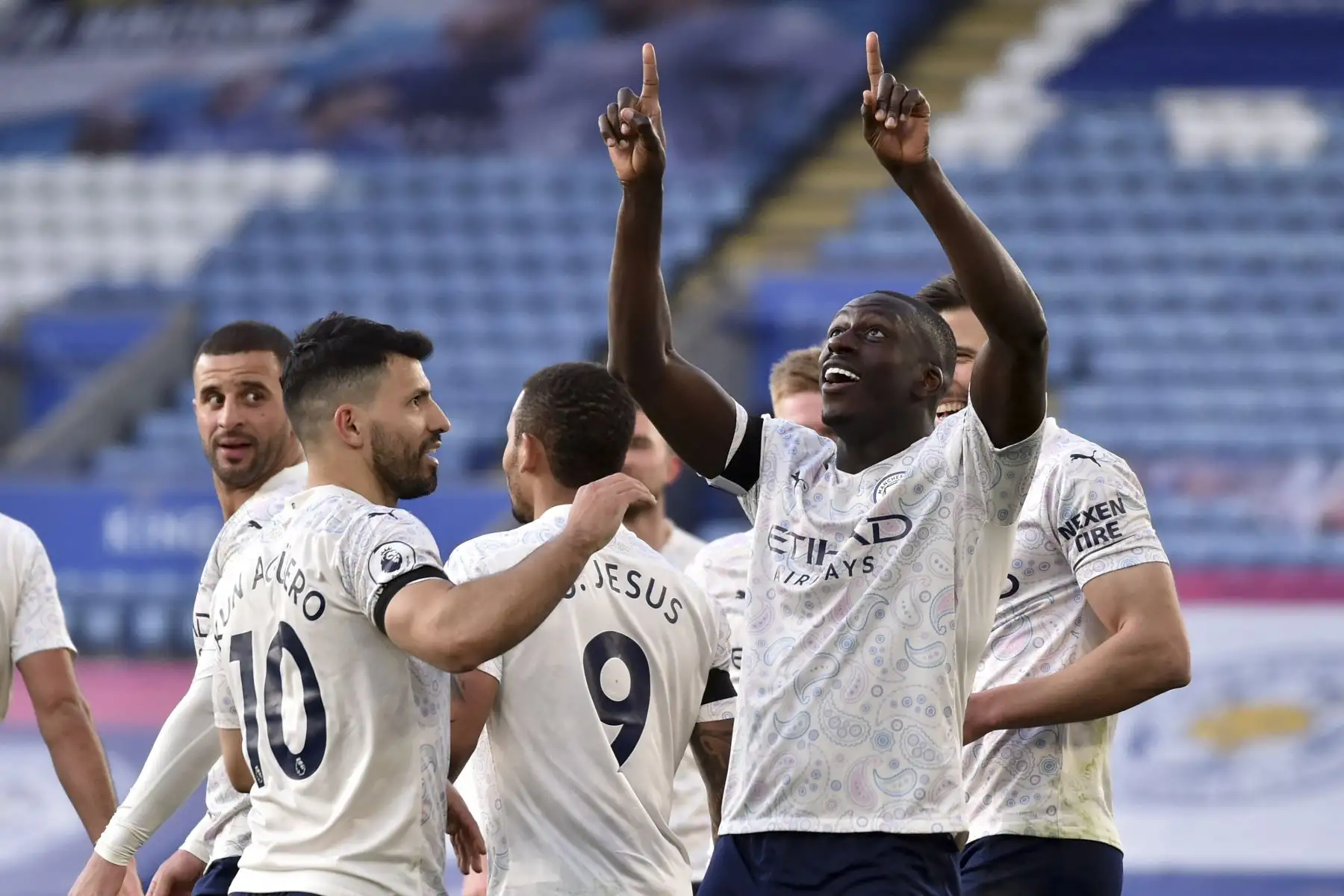 El defensor francés del Manchester City Benjamin Mendy (R) celebra el gol de apertura durante el partido de fútbol de la Premier League inglesa entre el Leicester City y el Manchester City en el King Power Stadium de Leicester, en el centro de Inglaterra. Foto: AFP