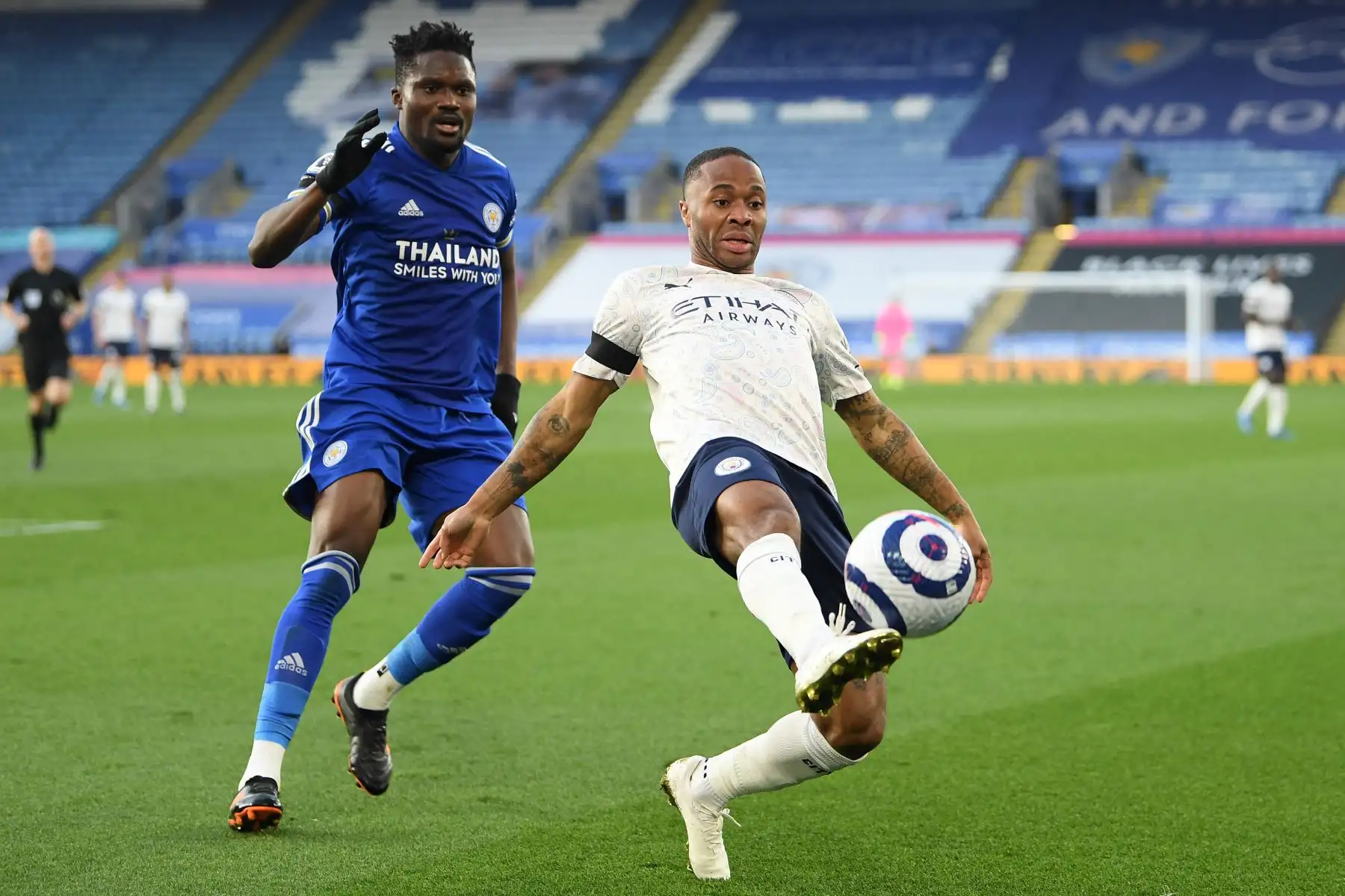 El centrocampista inglés del Manchester City Raheem Sterling (R) controla el balón delante del centrocampista ghanés del Leicester City Daniel Amartey (L) durante el partido de fútbol de la Premier League inglesa entre el Leicester City y el Manchester City en el King Power Stadium de Leicester, en el centro de Inglaterra. Foto: AFP