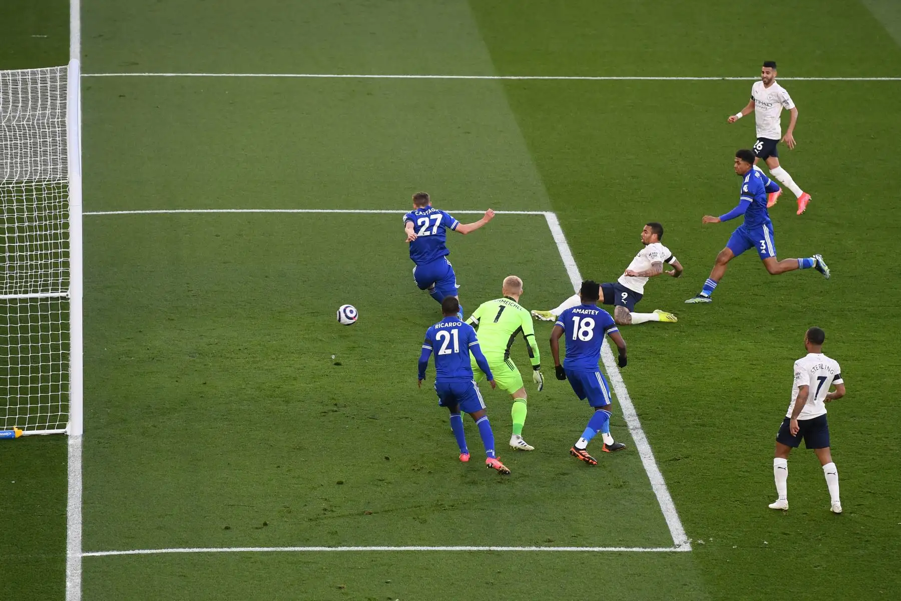 El delantero brasileño del Manchester City Gabriel Jesus (C derecha) dispara para anotar el segundo gol de su equipo durante el partido de fútbol de la Premier League inglesa entre Leicester City y Manchester City en el King Power Stadium de Leicester, en el centro de Inglaterra. Foto: AFP