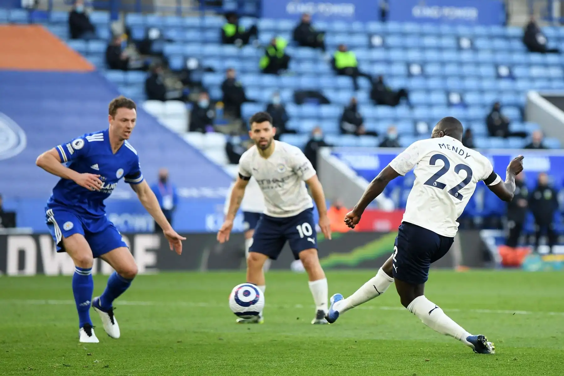 El defensor francés del Manchester City Benjamin Mendy (R) dispara para marcar el gol de apertura durante el partido de fútbol de la Premier League inglesa entre el Leicester City y el Manchester City en el King Power Stadium de Leicester, en el centro de Inglaterra. Foto: AFP