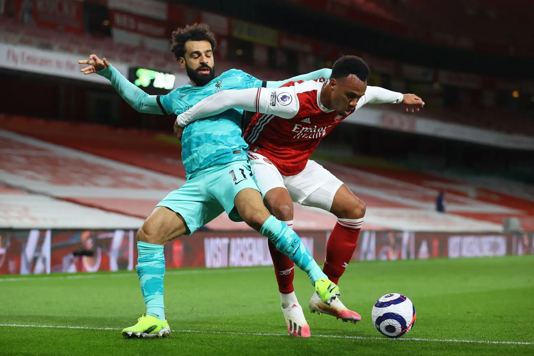 El centrocampista egipcio del Liverpool Mohamed Salah (L) compite por el balón contra el defensor brasileño del Arsenal Gabriel (R) durante el partido de fútbol de la Premier League inglesa entre el Arsenal y el Liverpool en el Emirates Stadium de Londres. Foto: AFP