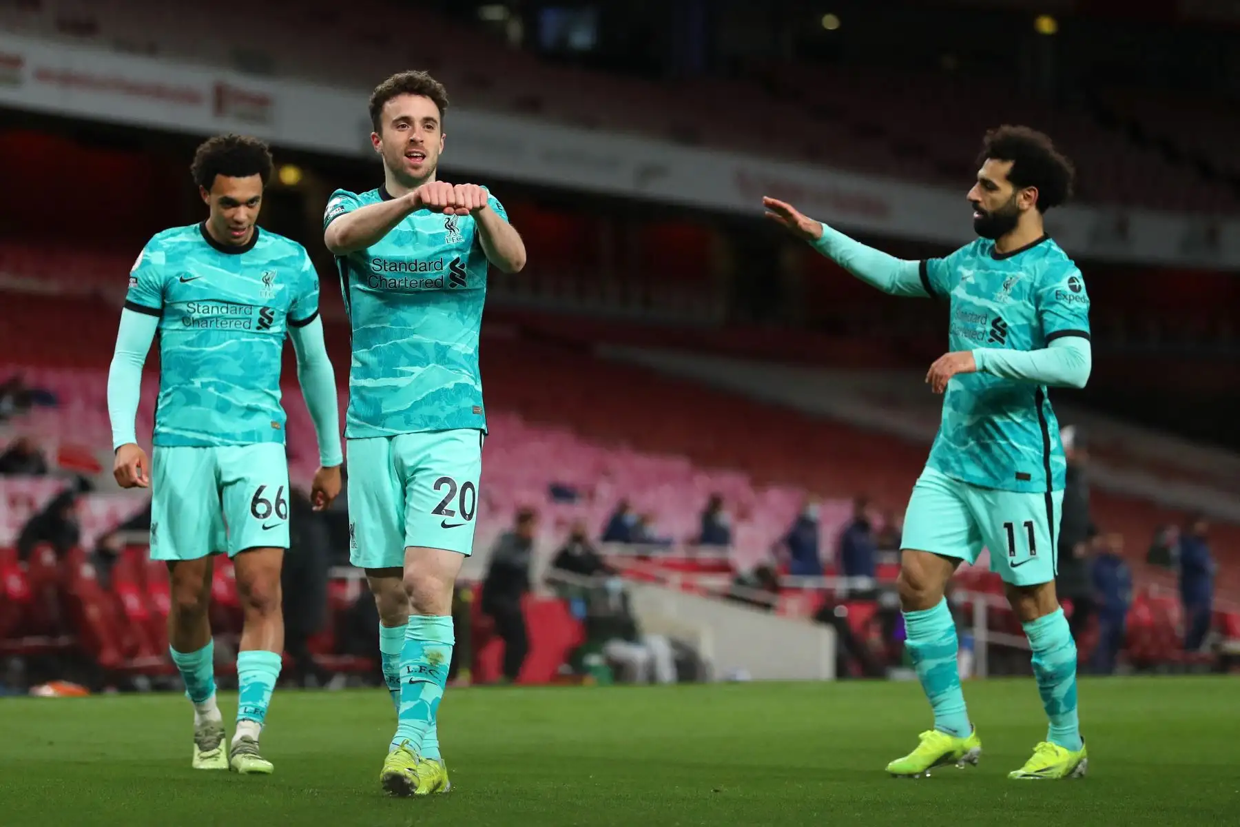 El delantero portugués del Liverpool Diogo Jota (2L) celebra anotar el segundo gol de su equipo durante el partido de fútbol de la Premier League inglesa entre el Arsenal y el Liverpool en el Emirates Stadium de Londres. Foto: AFP