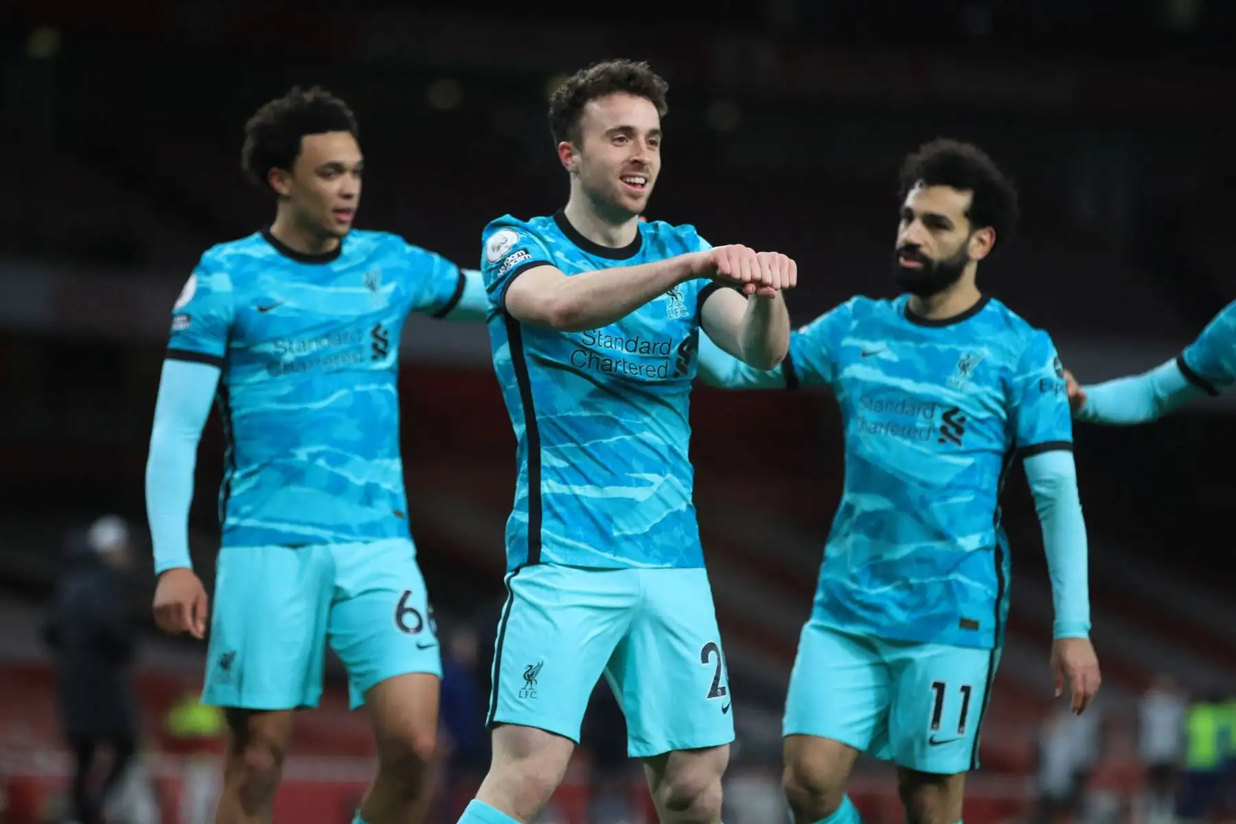 El delantero portugués del Liverpool, Diogo Jota (C), celebra el gol del primer gol de su equipo durante el partido de fútbol de la Premier League inglesa entre el Arsenal y el Liverpool en el Emirates Stadium de Londres. Foto: AFP