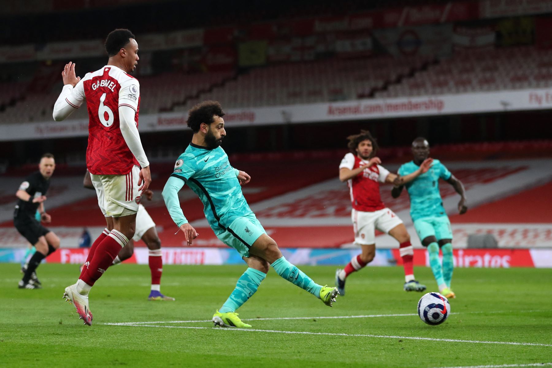 El centrocampista egipcio del Liverpool Mohamed Salah (C) dispara para anotar el segundo gol de su equipo durante el partido de fútbol de la Premier League inglesa entre el Arsenal y el Liverpool en el Emirates Stadium de Londres. Foto: AFP