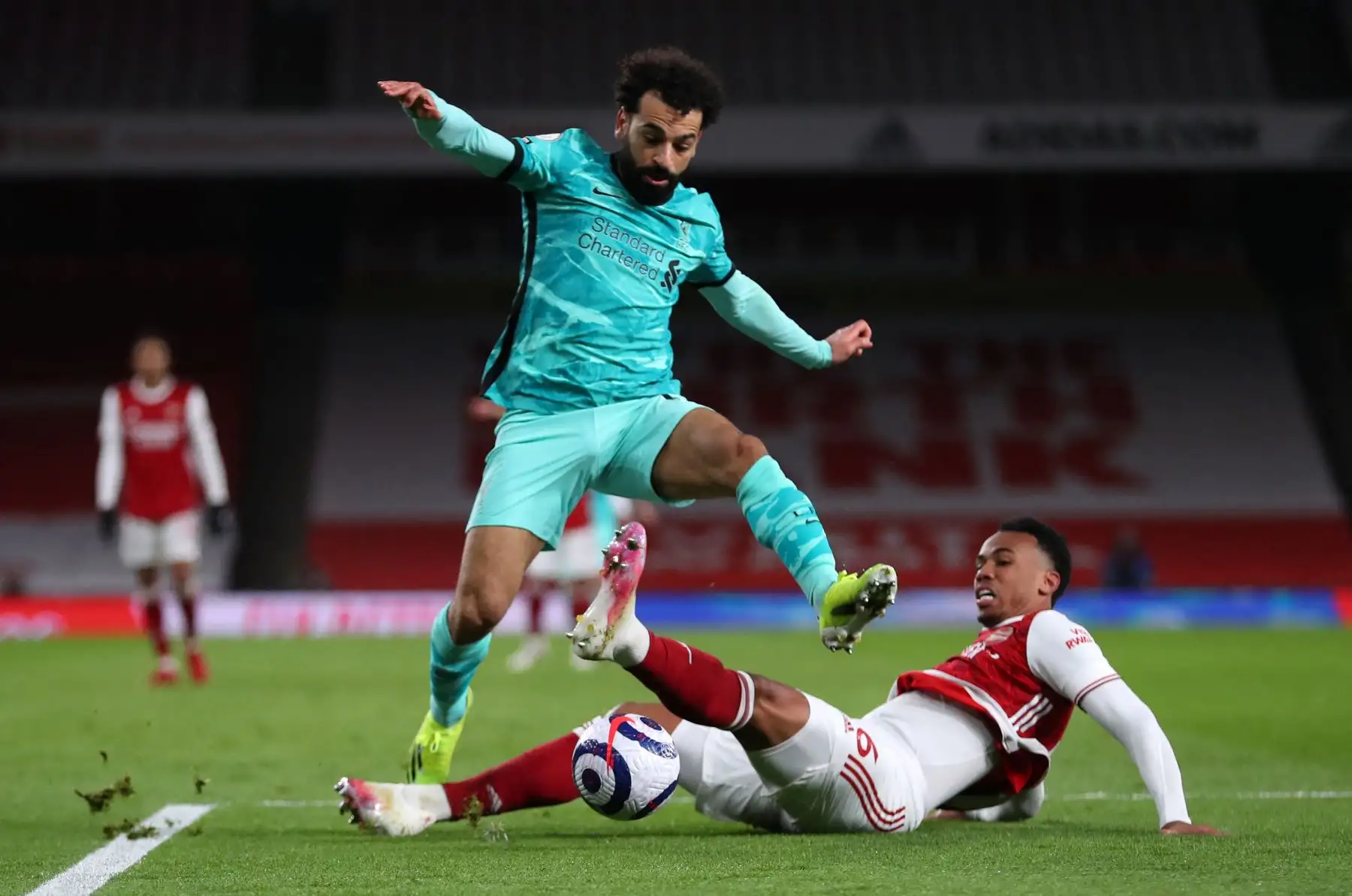 715 / 5000
Resultados de traducción
El centrocampista egipcio del Liverpool Mohamed Salah (C) salta sobre un desafío del defensor brasileño del Arsenal Gabriel (R) durante el partido de fútbol de la Premier League inglesa entre el Arsenal y el Liverpool en el Emirates Stadium de Londres. Foto: AFP