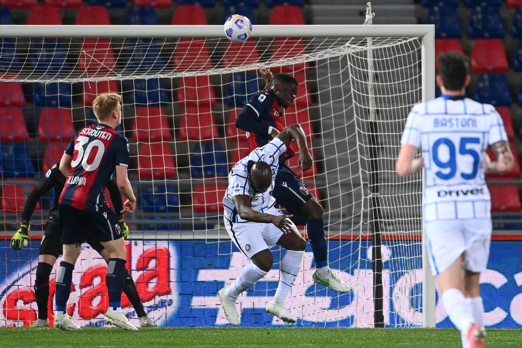El delantero belga del Inter de Milán Romelu Lukaku (C) y el defensor maliense francés de Bolonia Bakary Adama Soumaoro van de cabeza durante el partido de fútbol de la Serie A italiana Bolonia vs Inter de Milán. Foto: AFP