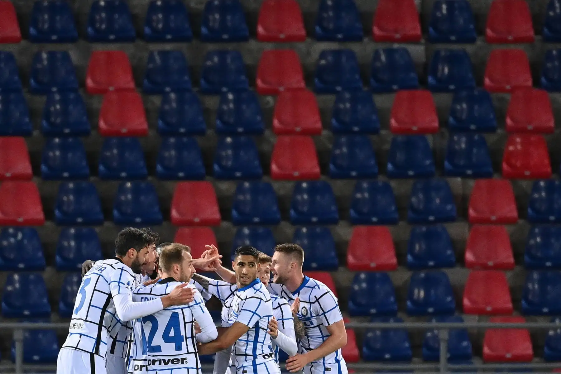 Los jugadores del Inter de Milán celebran tras abrir el marcador durante el partido de fútbol de la Serie A italiana Bologna vs Inter de Milán en el estadio Renato-Dall