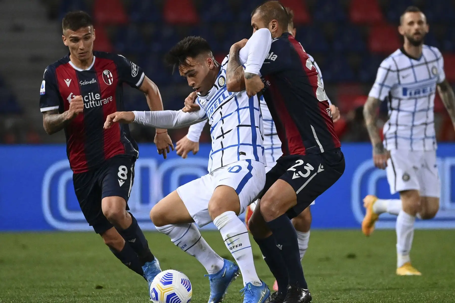 El defensor brasileño de Bolonia Danilo (R) aborda el delantero argentino del Inter de Milán, Lautaro Martínez, durante el partido de fútbol de la Serie A italiana Bolonia vs Inter de Milán en el estadio Renato-Dall