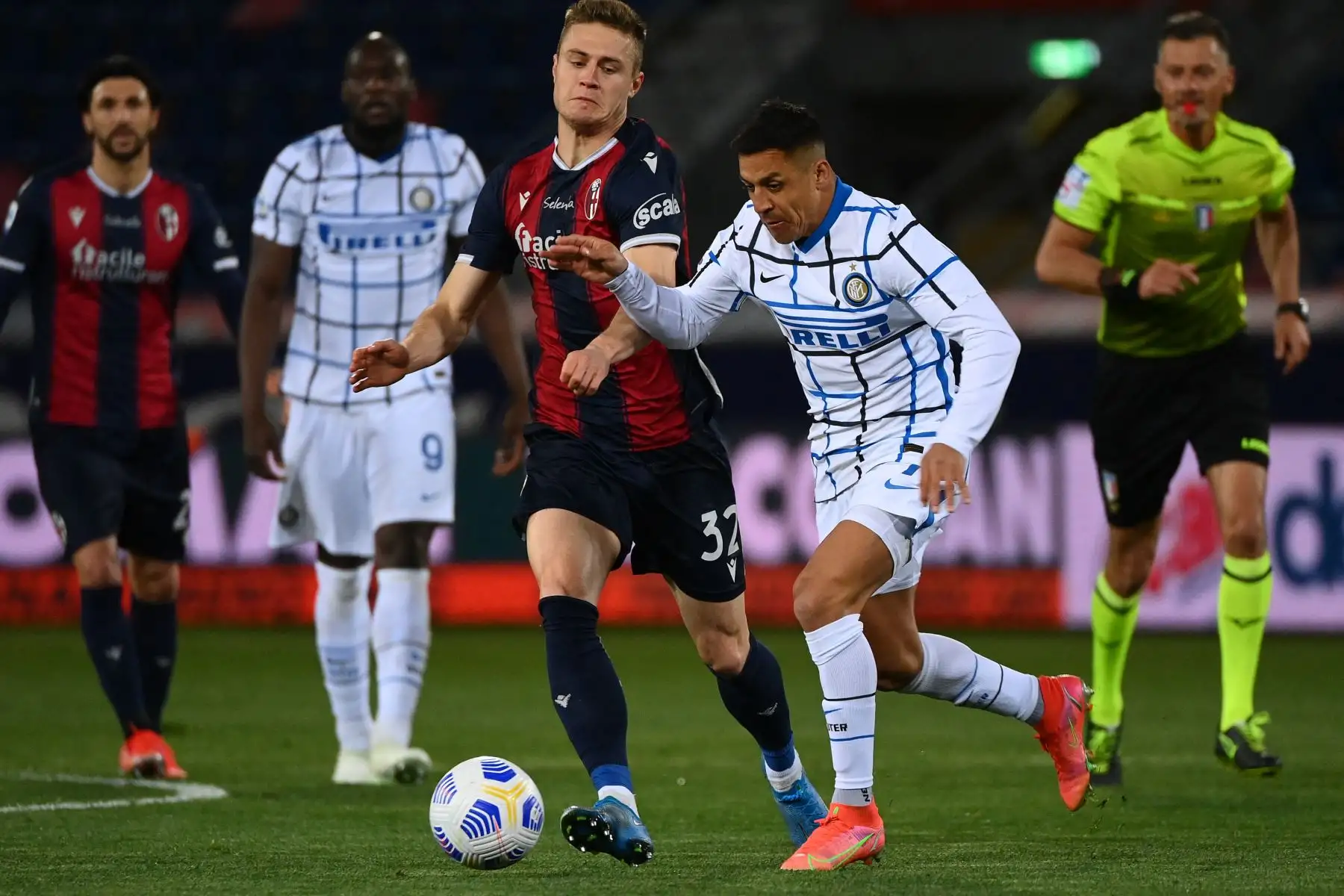 El delantero chileno del Inter de Milán Alexis Sánchez (R) desafía al centrocampista sueco de Bolonia Mattias Svanberg durante el partido de fútbol de la Serie A italiana Bolonia vs Inter de Milán en el estadio Renato-Dall