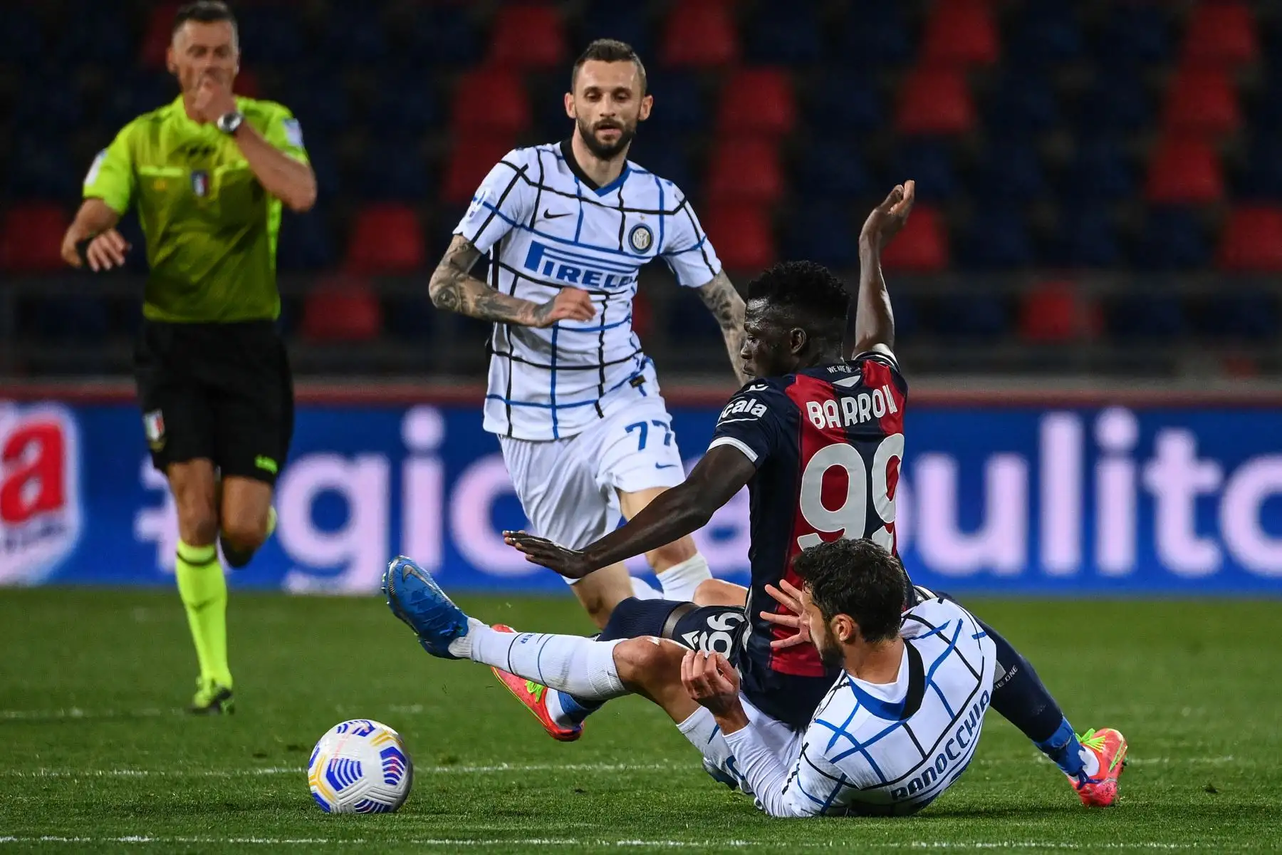 El defensor italiano del Inter de Milán Andrea Ranocchia (Abajo R) aborda el delantero de Gambia de Bolonia Musa Barrow durante el partido de fútbol de la Serie A italiana Bologna vs Inter de Milán en el estadio Renato-Dall
